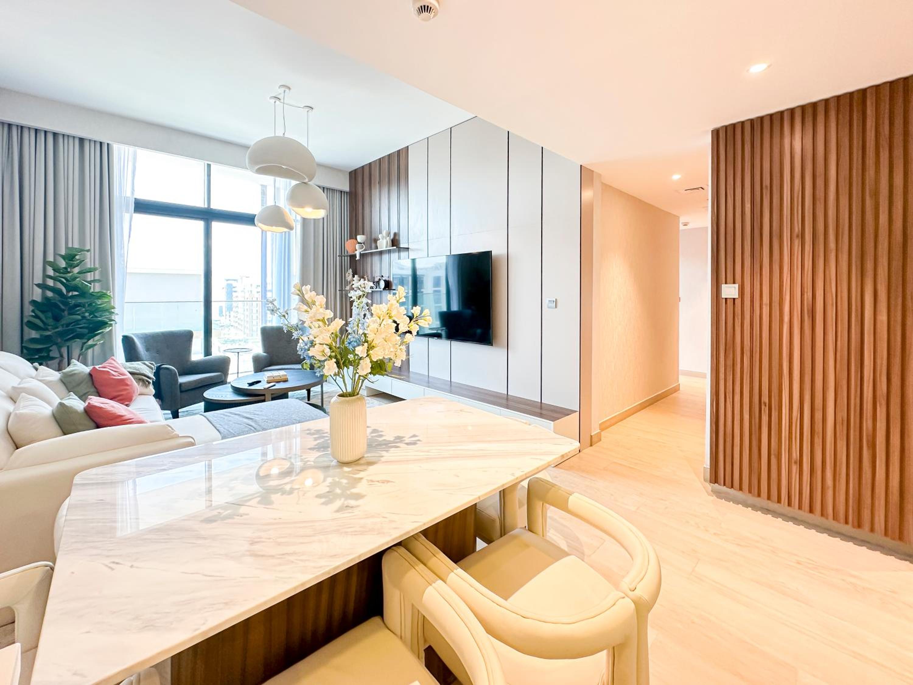 Luxury 3BR near to Downtown - Burj Khalifa & Pool Views - 10 min to Dubai Mall