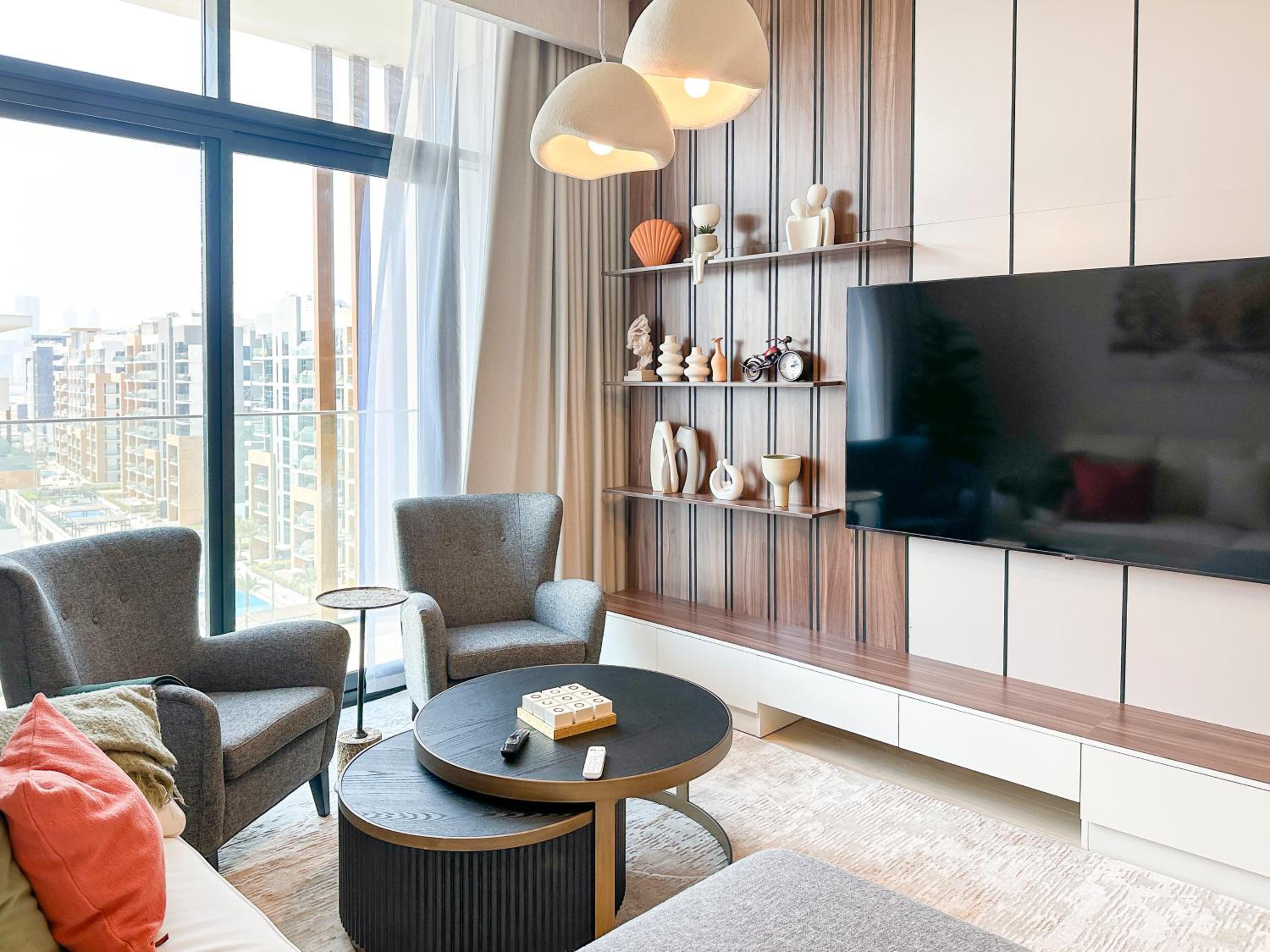 Luxury 3BR near to Downtown - Burj Khalifa & Pool Views - 10 min to Dubai Mall