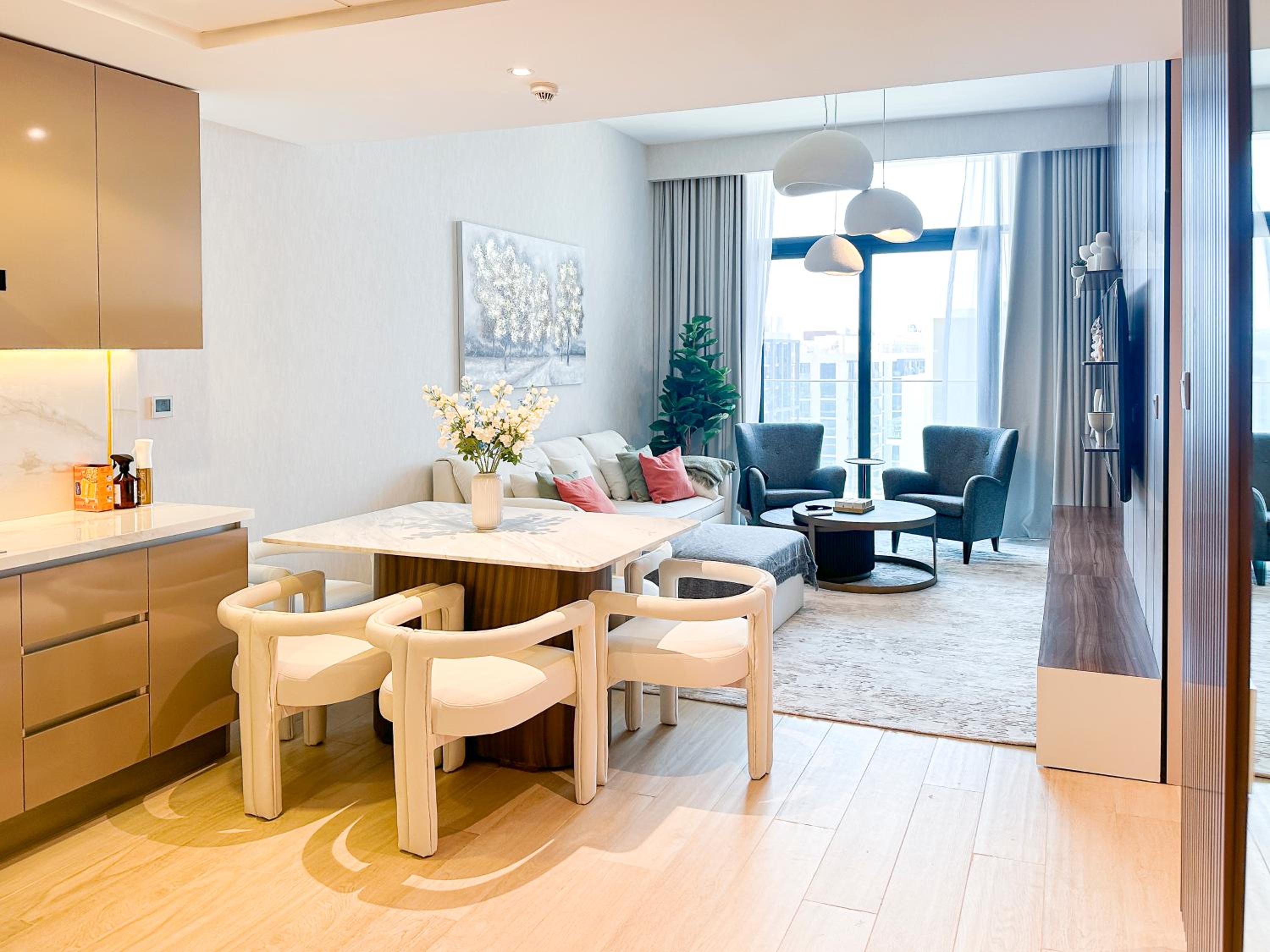 Luxury 3BR near to Downtown - Burj Khalifa & Pool Views - 10 min to Dubai Mall