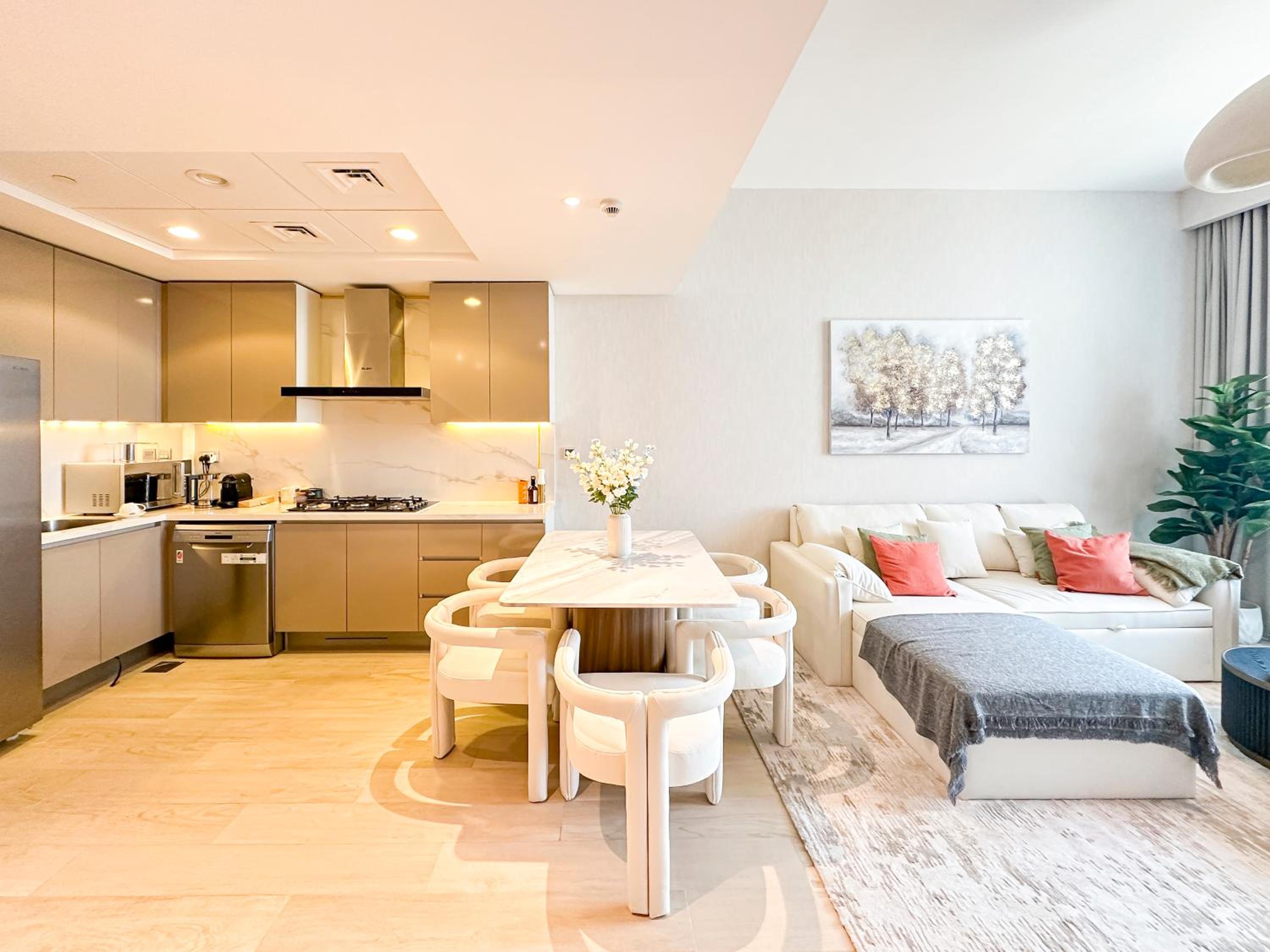 Luxury 3BR near to Downtown - Burj Khalifa & Pool Views - 10 min to Dubai Mall