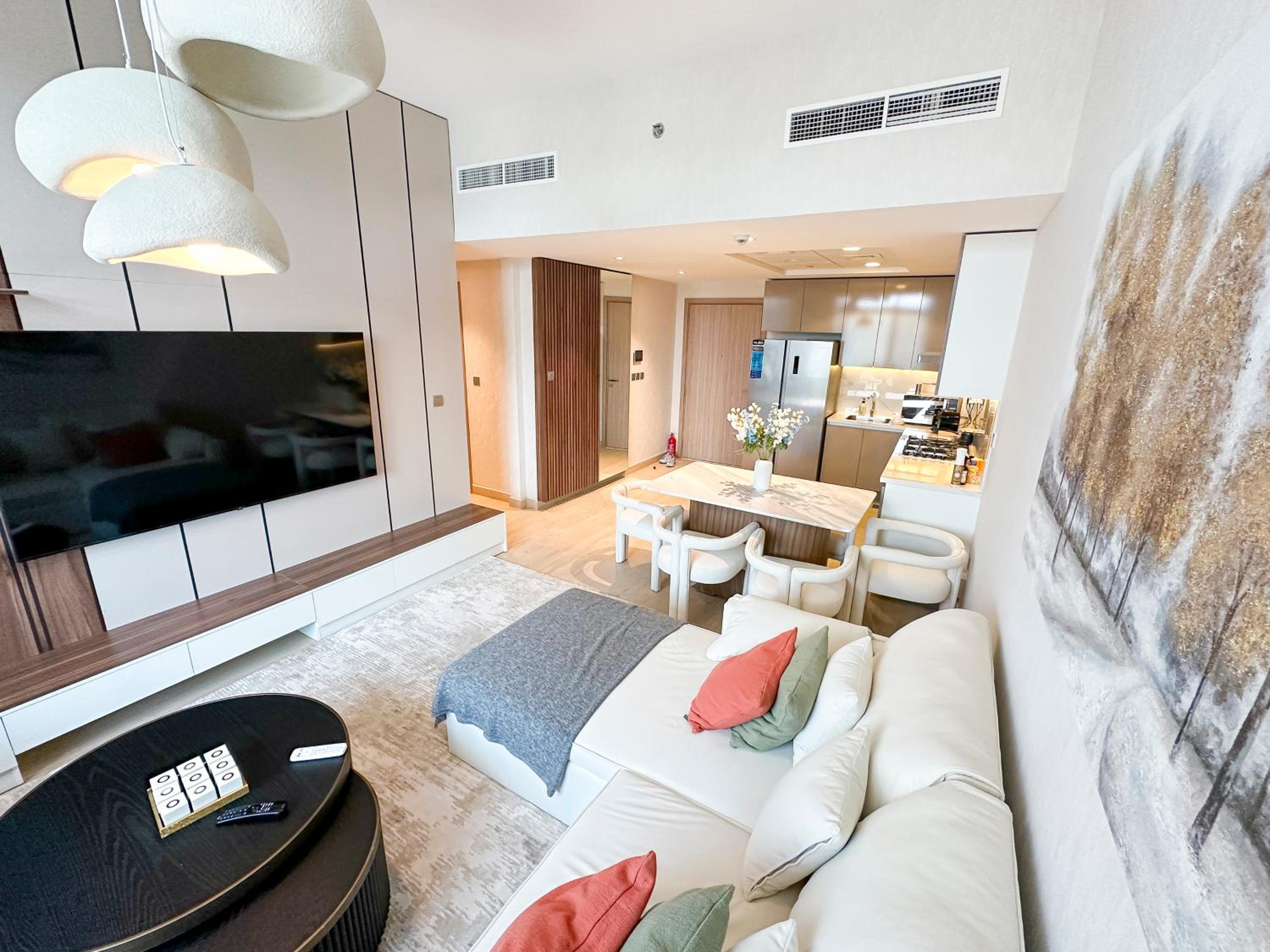 Luxury 3BR near to Downtown - Burj Khalifa & Pool Views - 10 min to Dubai Mall
