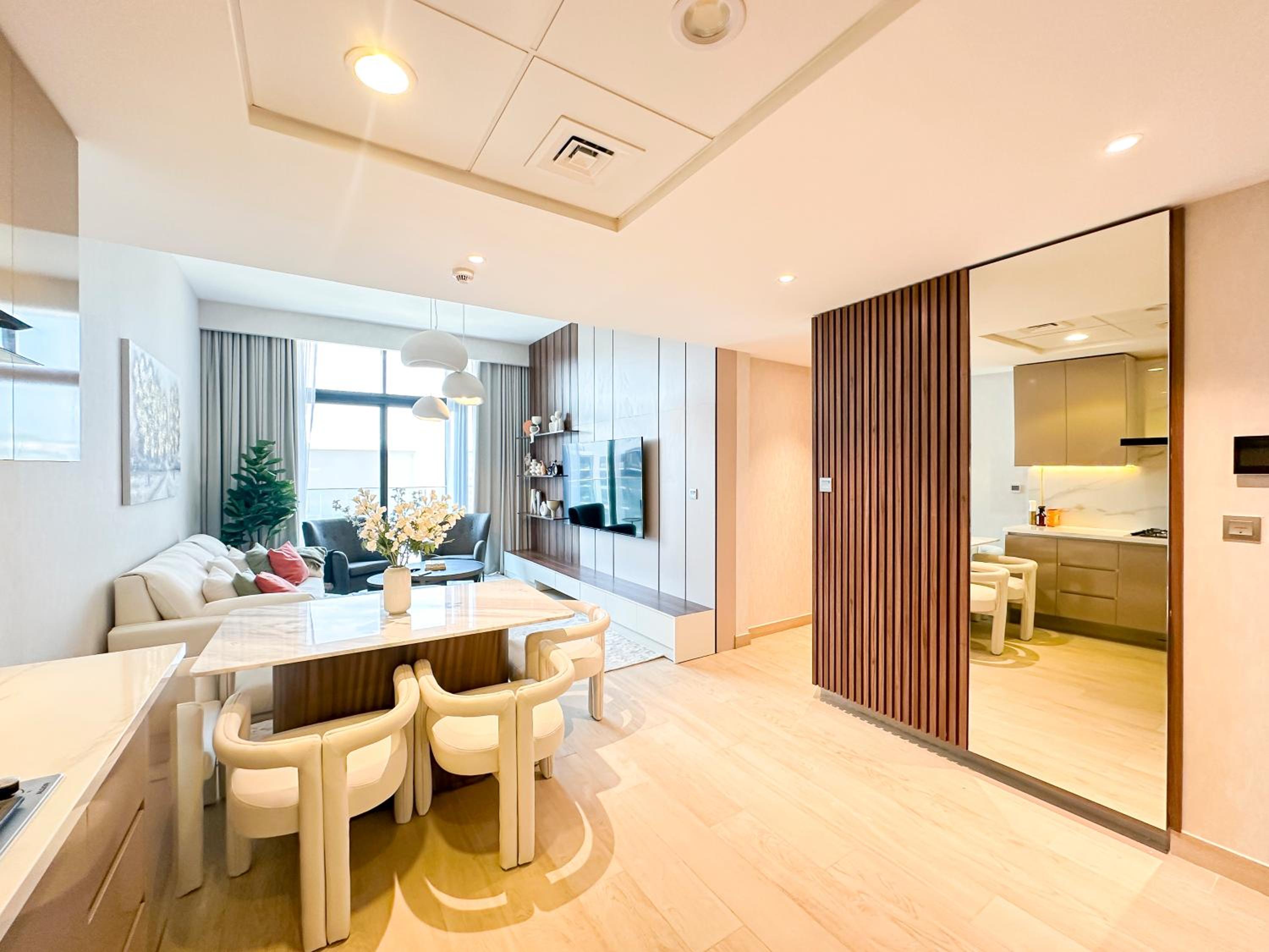 Luxury 3BR near to Downtown - Burj Khalifa & Pool Views - 10 min to Dubai Mall
