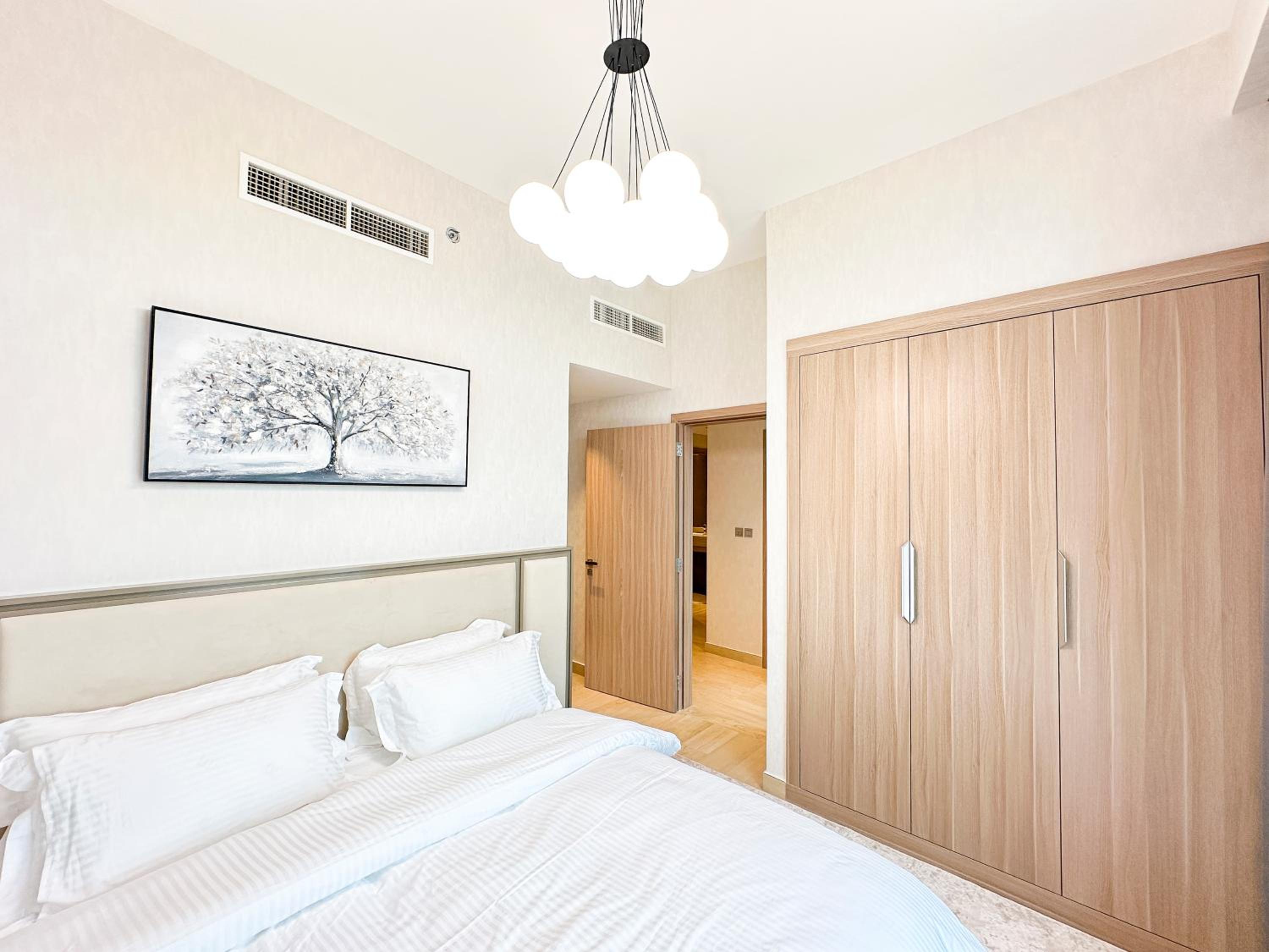 Luxury 3BR near to Downtown - Burj Khalifa & Pool Views - 10 min to Dubai Mall