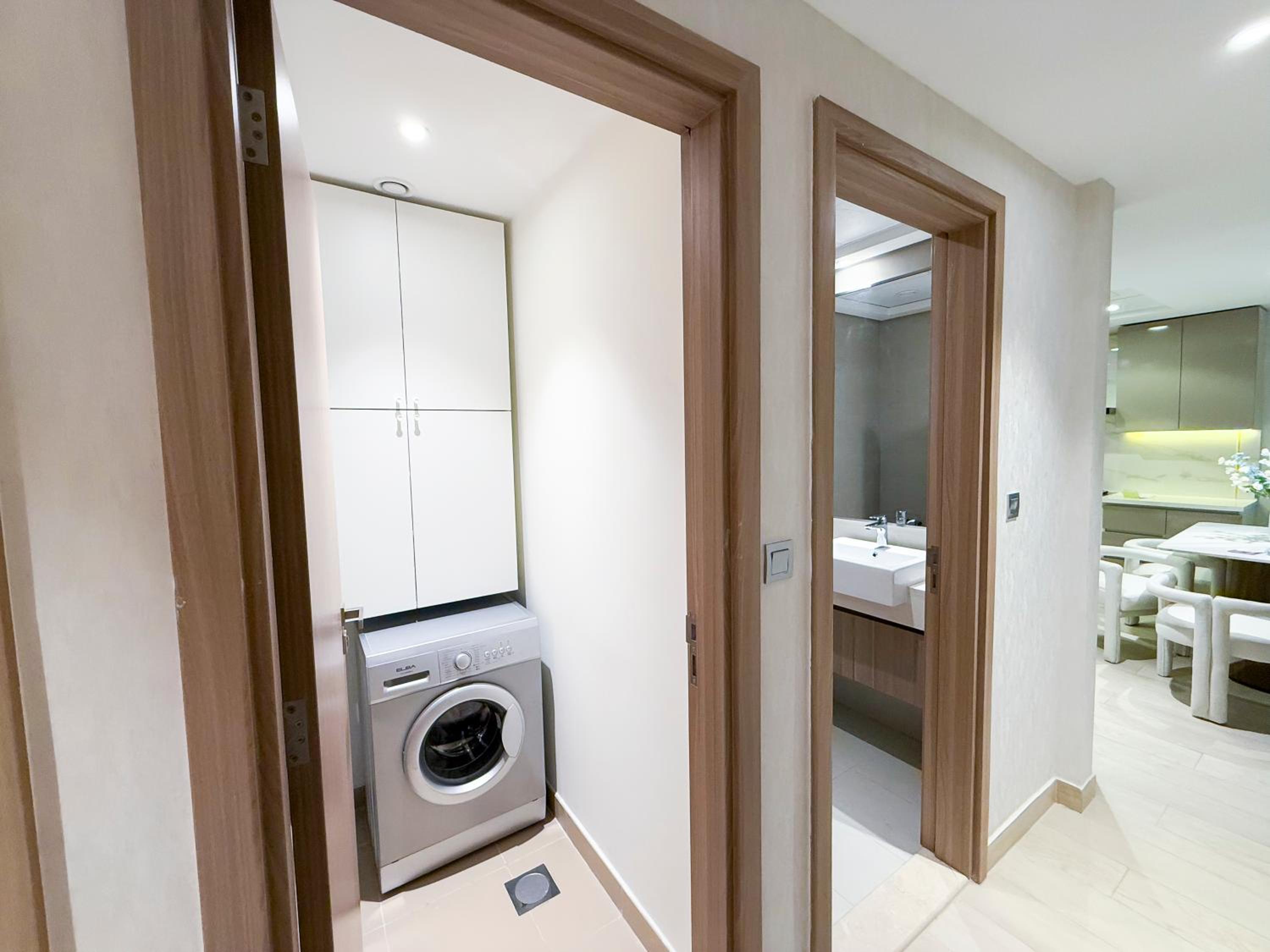 Luxury 3BR near to Downtown - Burj Khalifa & Pool Views - 10 min to Dubai Mall