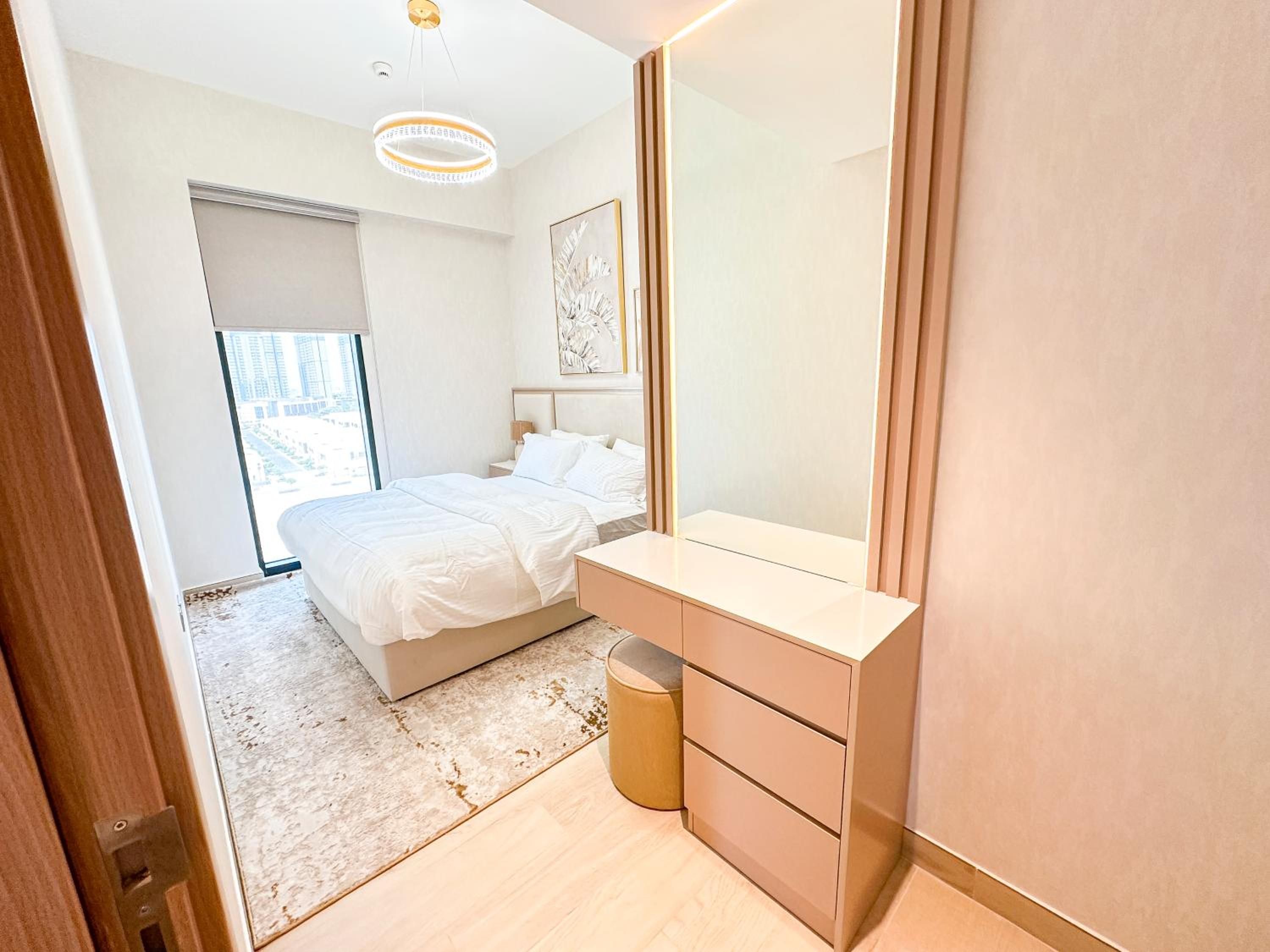 Luxury 3BR near to Downtown - Burj Khalifa & Pool Views - 10 min to Dubai Mall