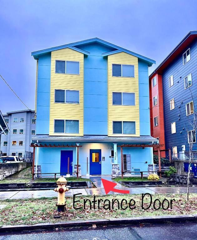 Private Room with Shared Bathroom on the 1st Floor 10 minutes walk to University of Washington