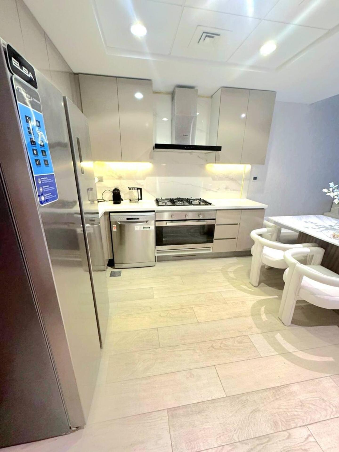 Luxury 3BR near to Downtown - Burj Khalifa & Pool Views - 10 min to Dubai Mall