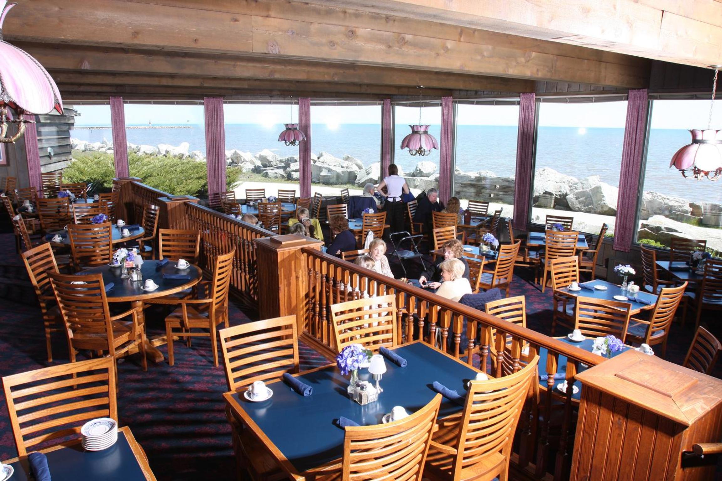 Lighthouse Inn - Two Rivers