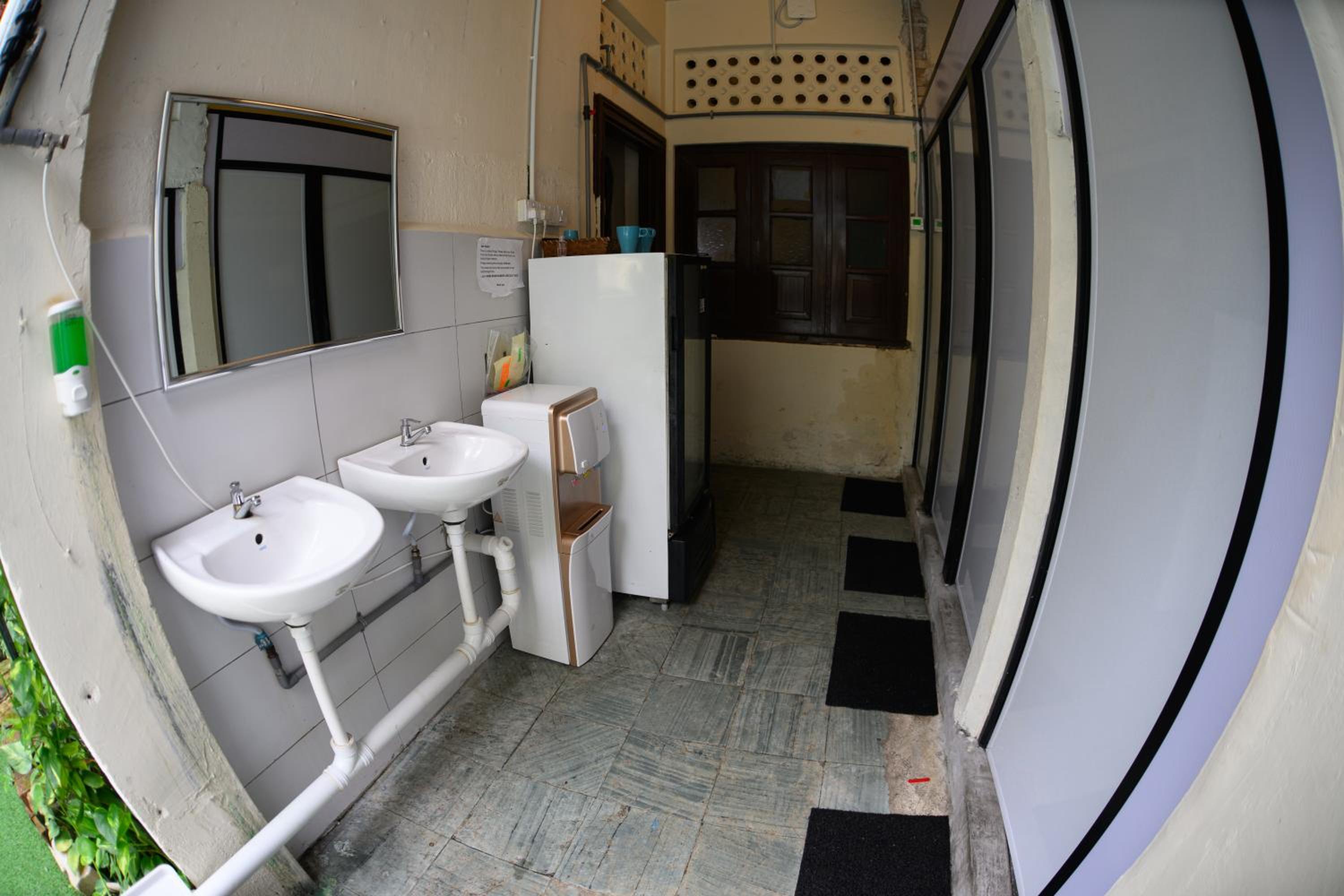 Poolside By Mingle - Party Hostel with Private Pool