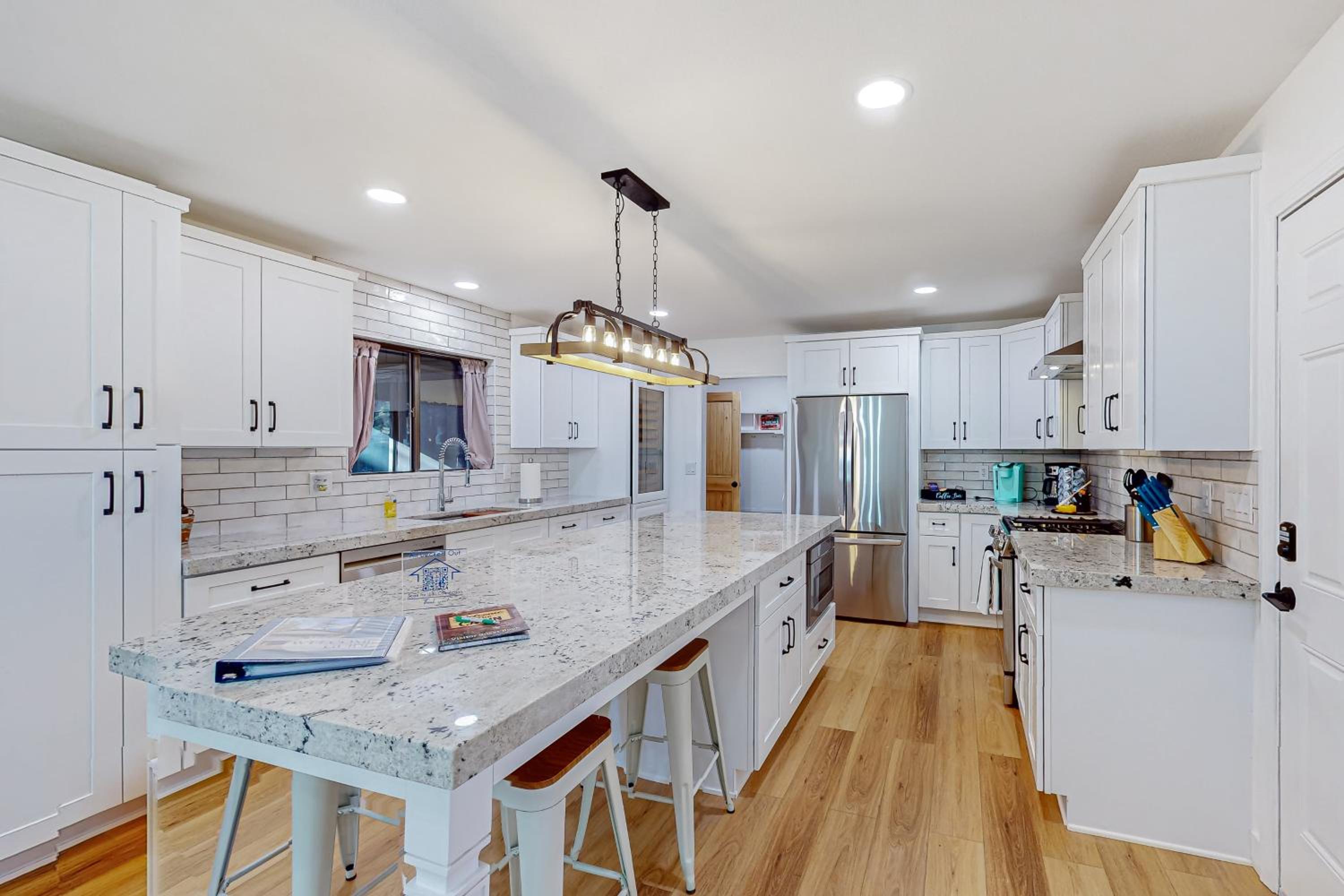 4BR Home with Decks, Fireplace, Golf Nearby