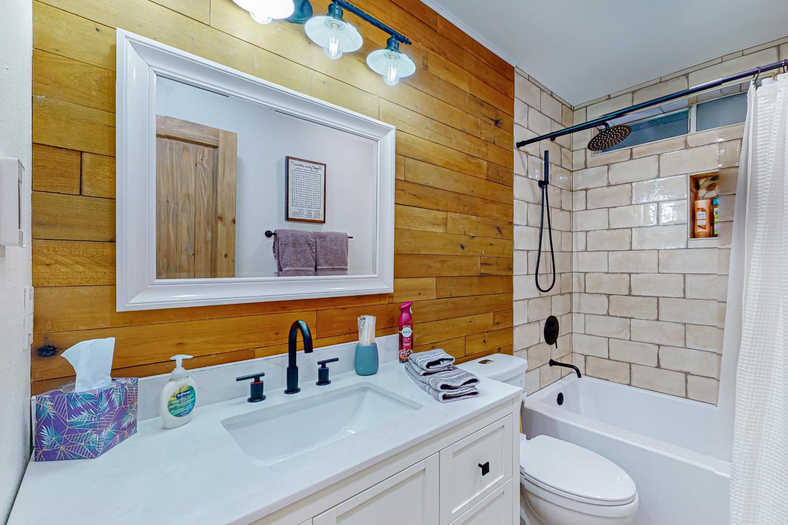4BR Home with Decks, Fireplace, Golf Nearby