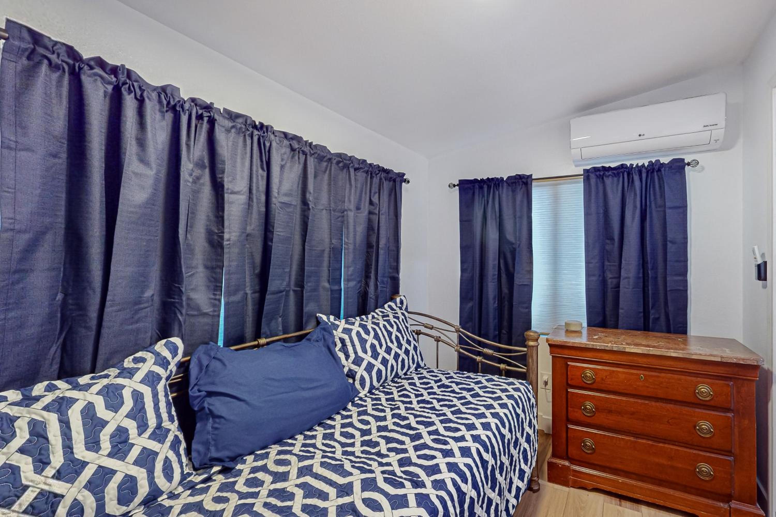 4BR Home with Decks, Fireplace, Golf Nearby