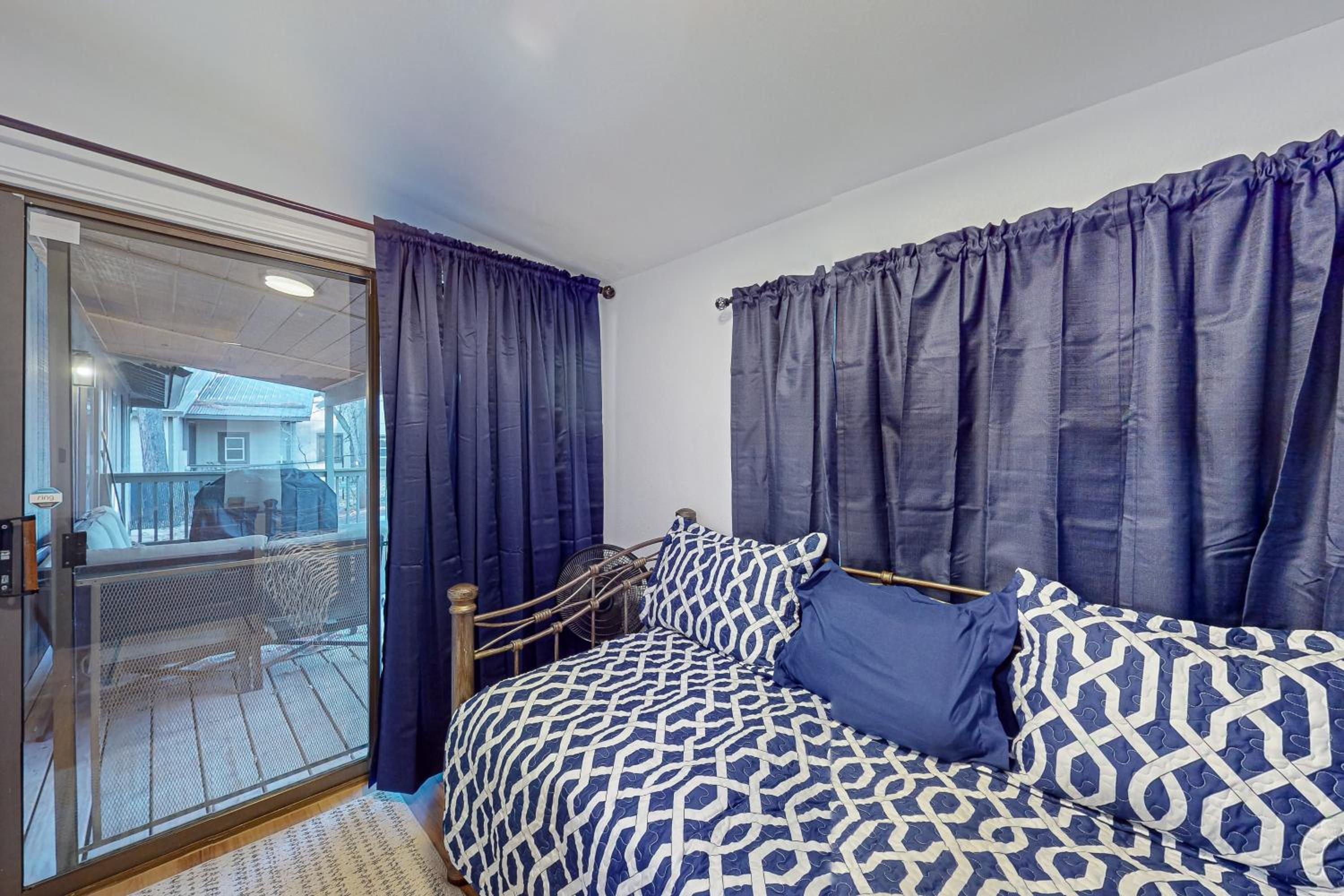 4BR Home with Decks, Fireplace, Golf Nearby