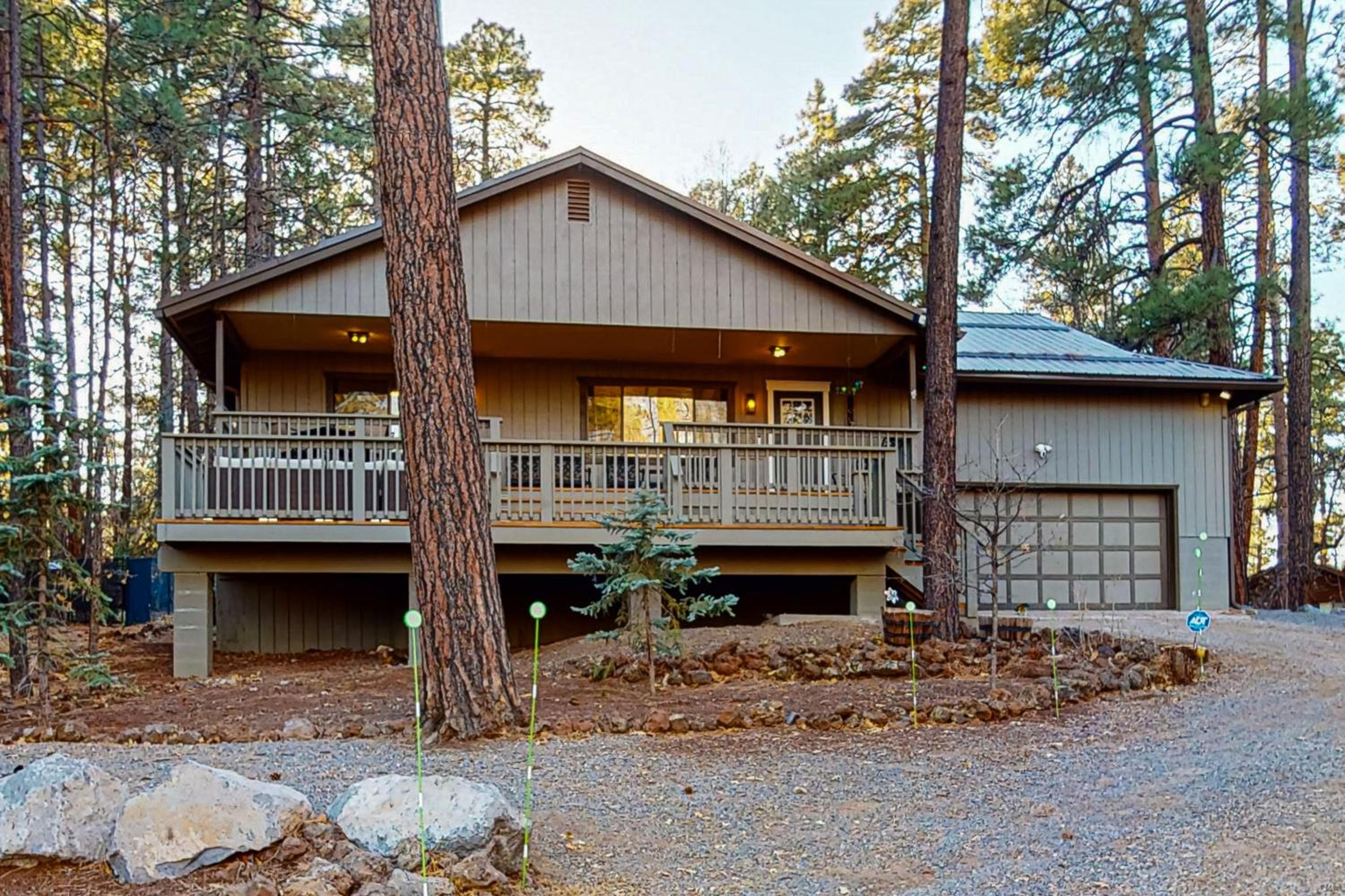4BR Home with Decks, Fireplace, Golf Nearby
