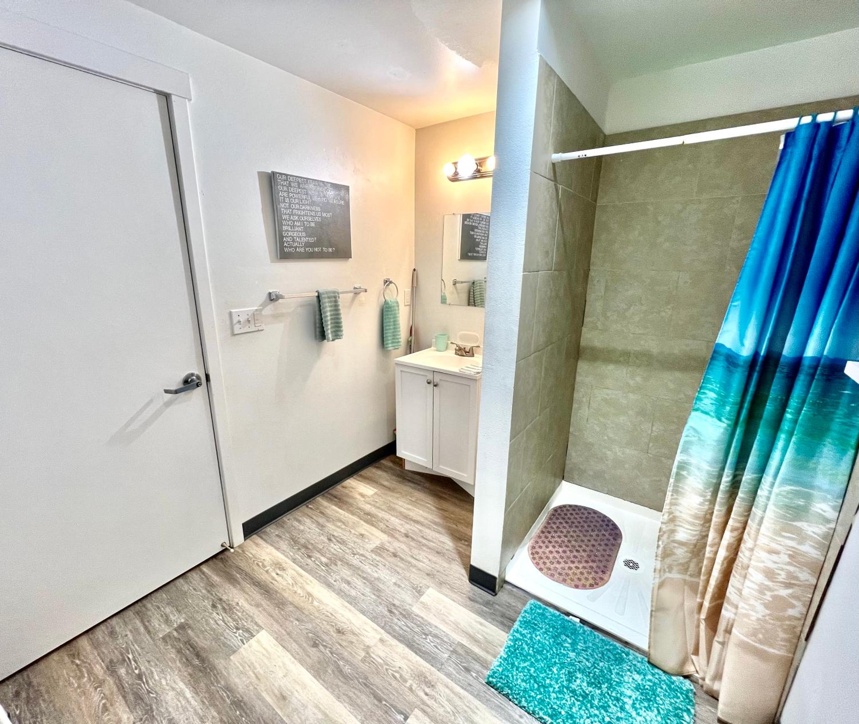 Private Room with Shared Bathroom on the 1st Floor 10 minutes walk to University of Washington