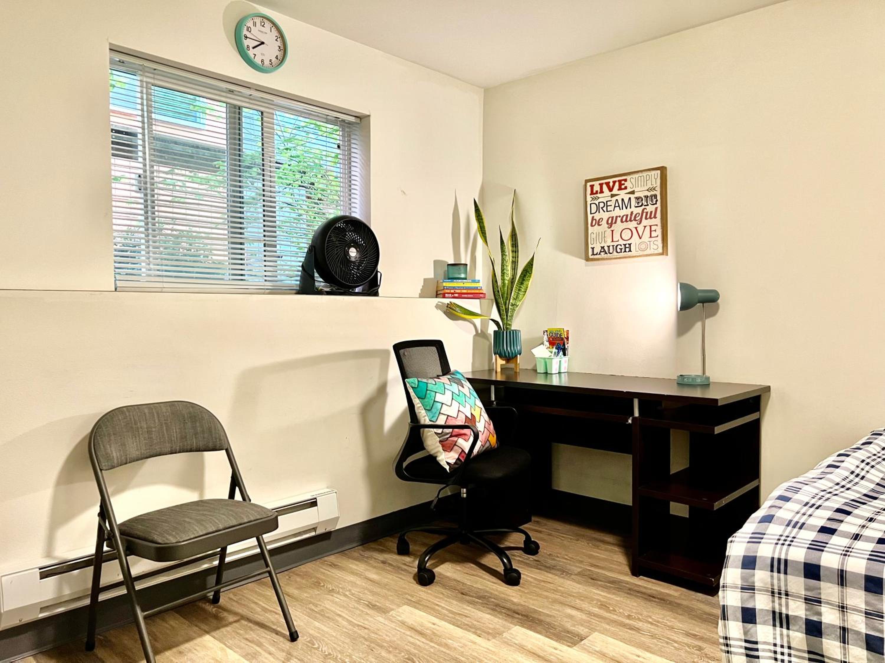 Private Room with Shared Bathroom on the 1st Floor 10 minutes walk to University of Washington