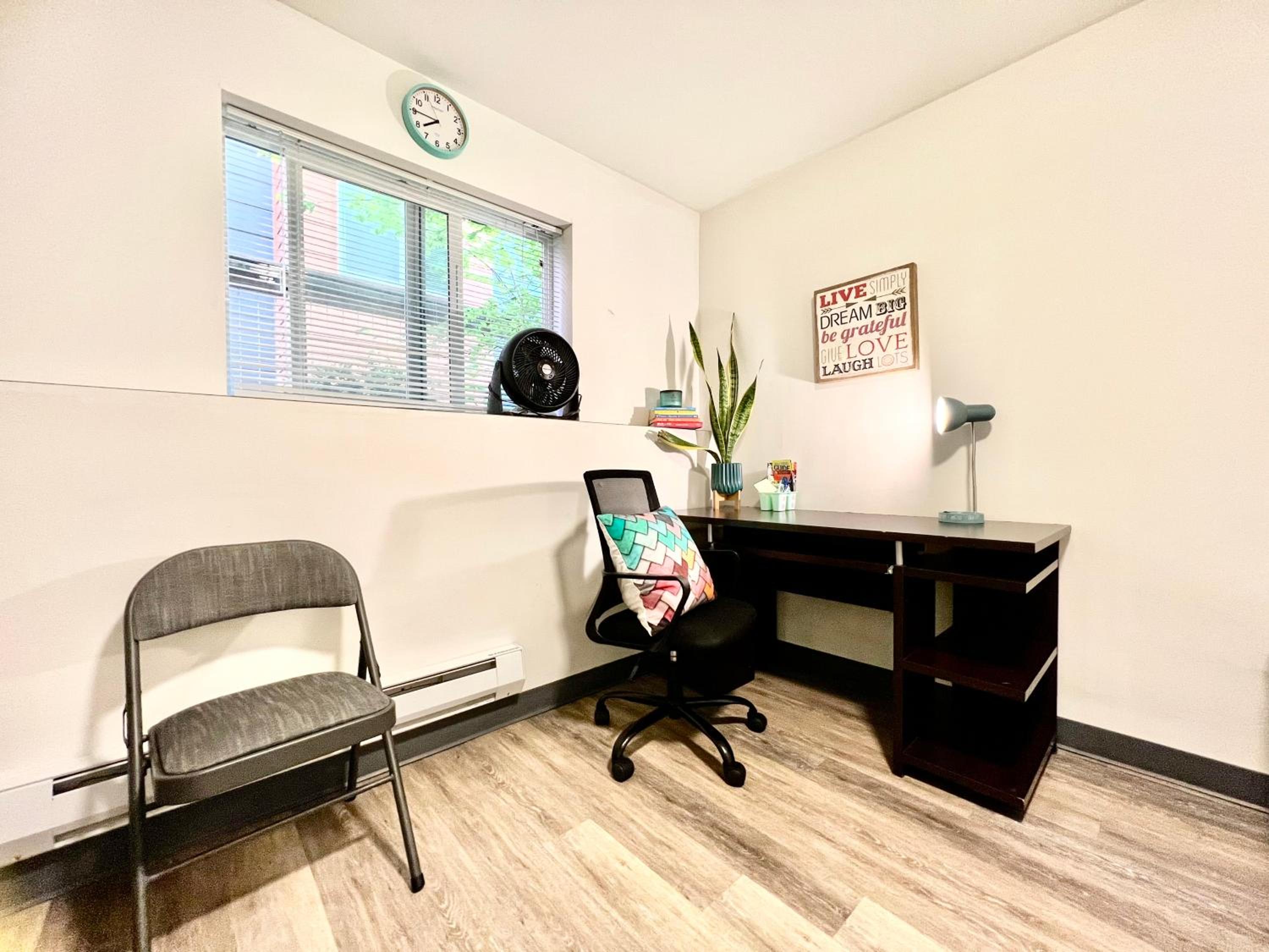 Private Room with Shared Bathroom on the 1st Floor 10 minutes walk to University of Washington
