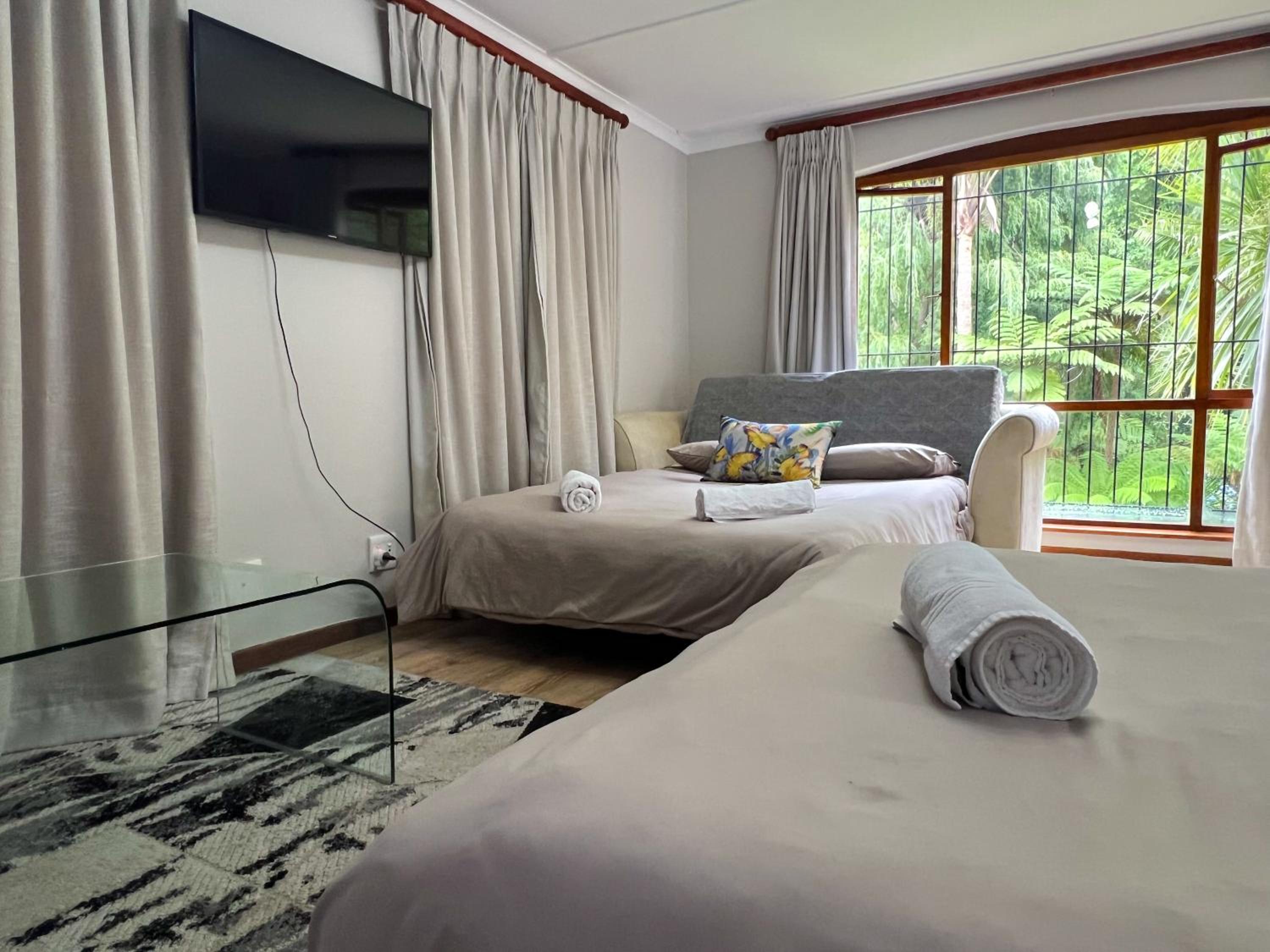 Spacious George self catering apartment for families, golfers, business travellers and couples 1 queen bed 2 sleeper couches