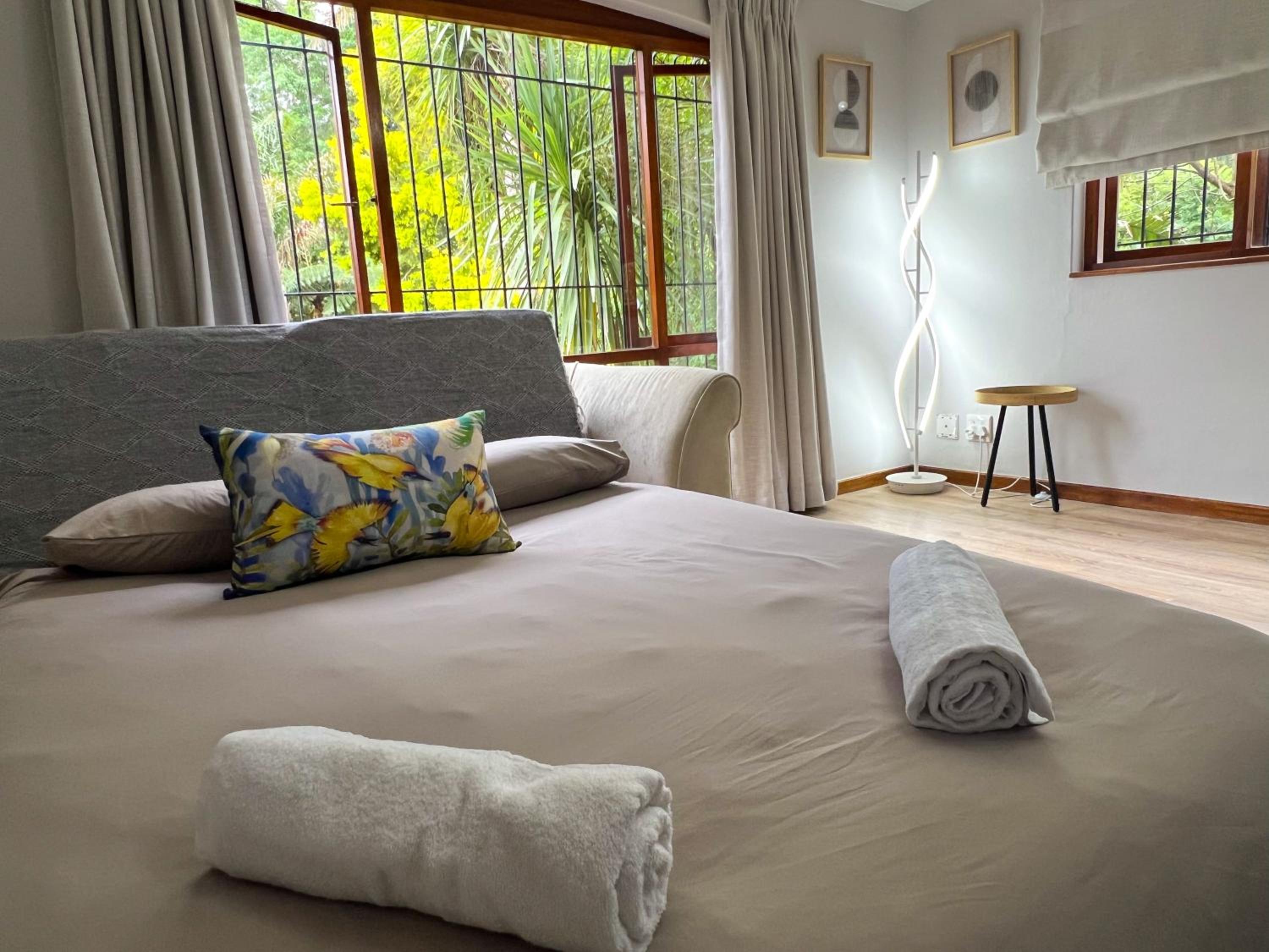 Spacious George self catering apartment for families, golfers, business travellers and couples 1 queen bed 2 sleeper couches