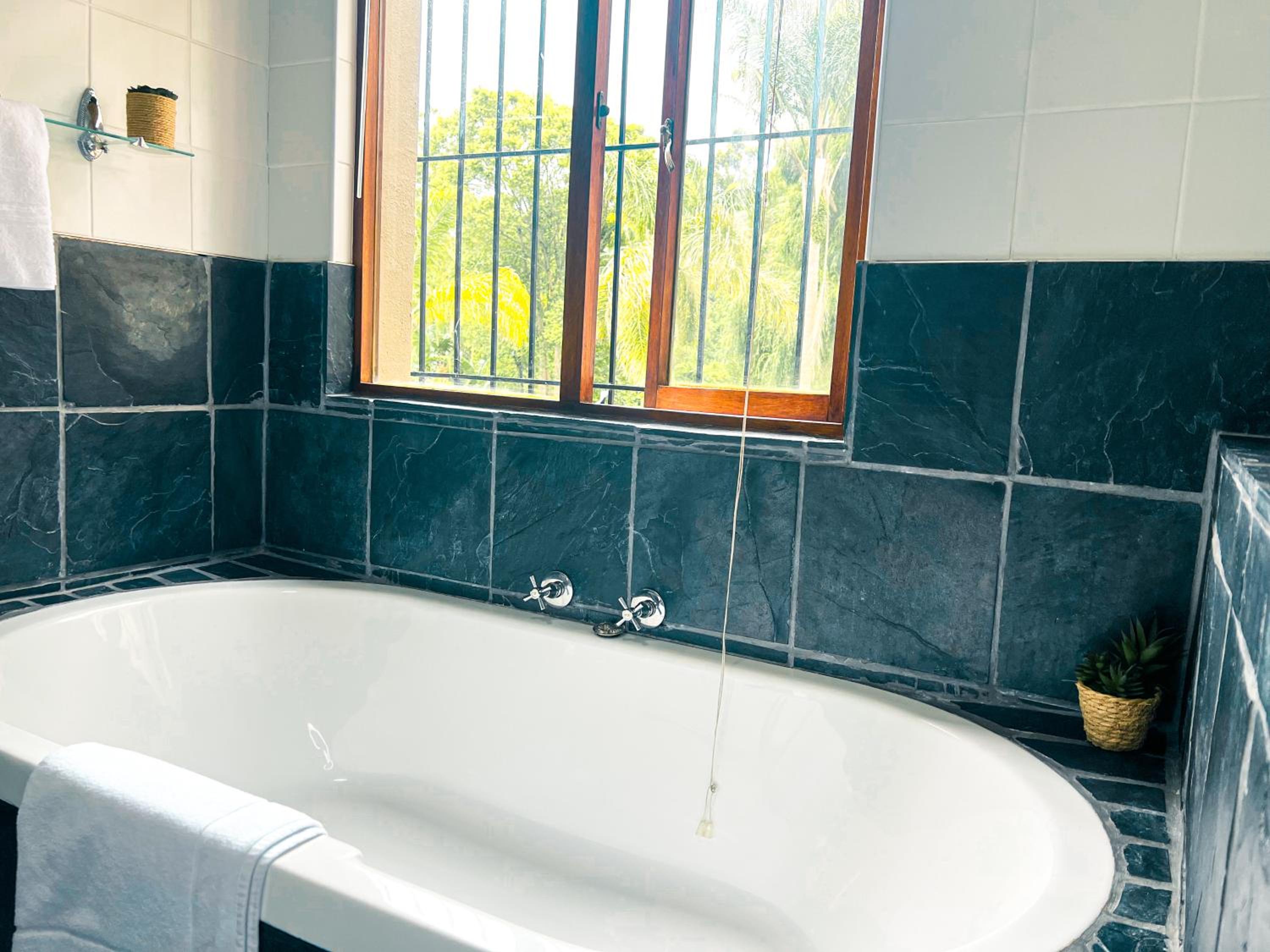 Spacious George self catering apartment for families, golfers, business travellers and couples 1 queen bed 2 sleeper couches