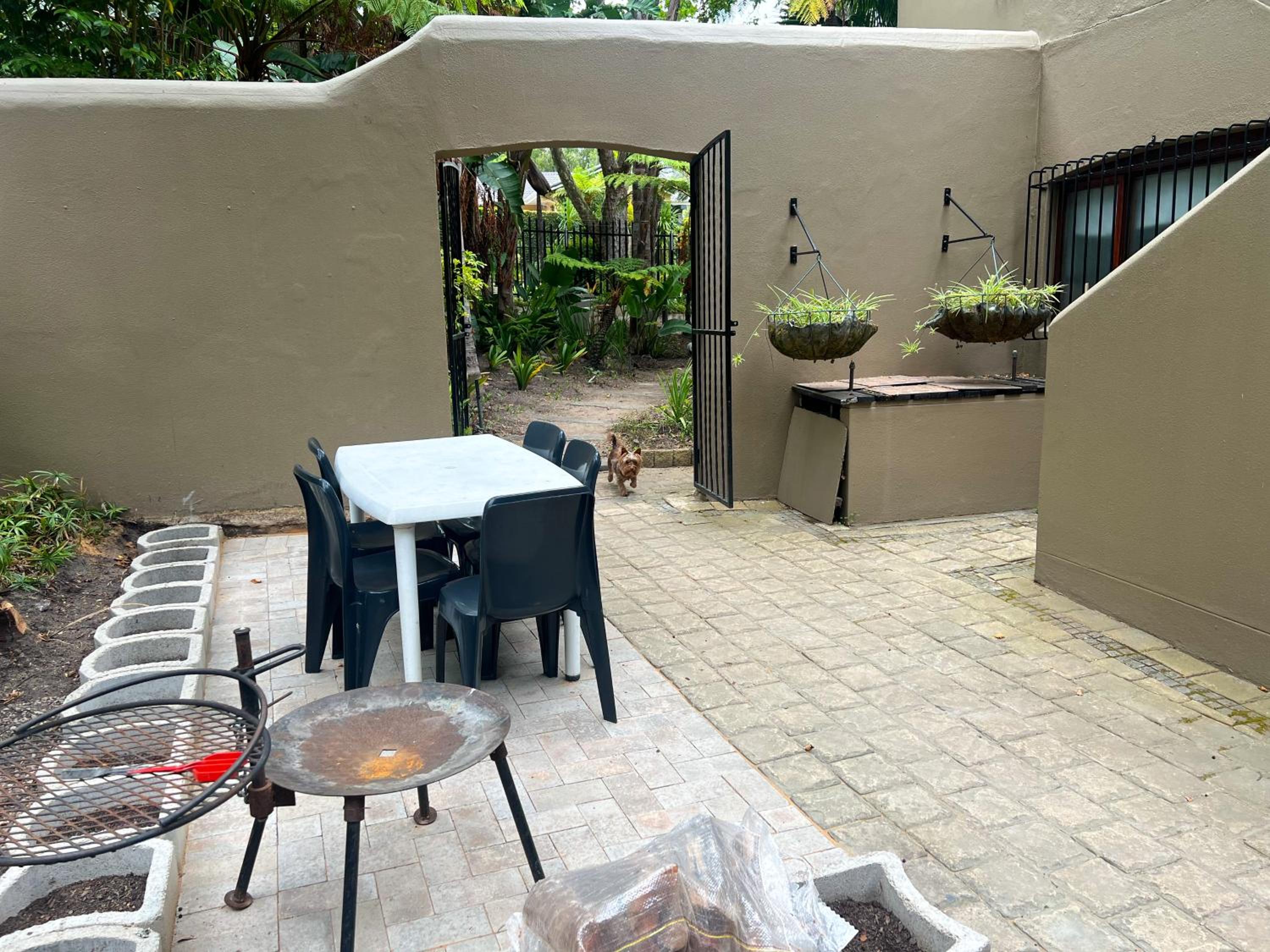 Spacious George self catering apartment for families, golfers, business travellers and couples 1 queen bed 2 sleeper couches