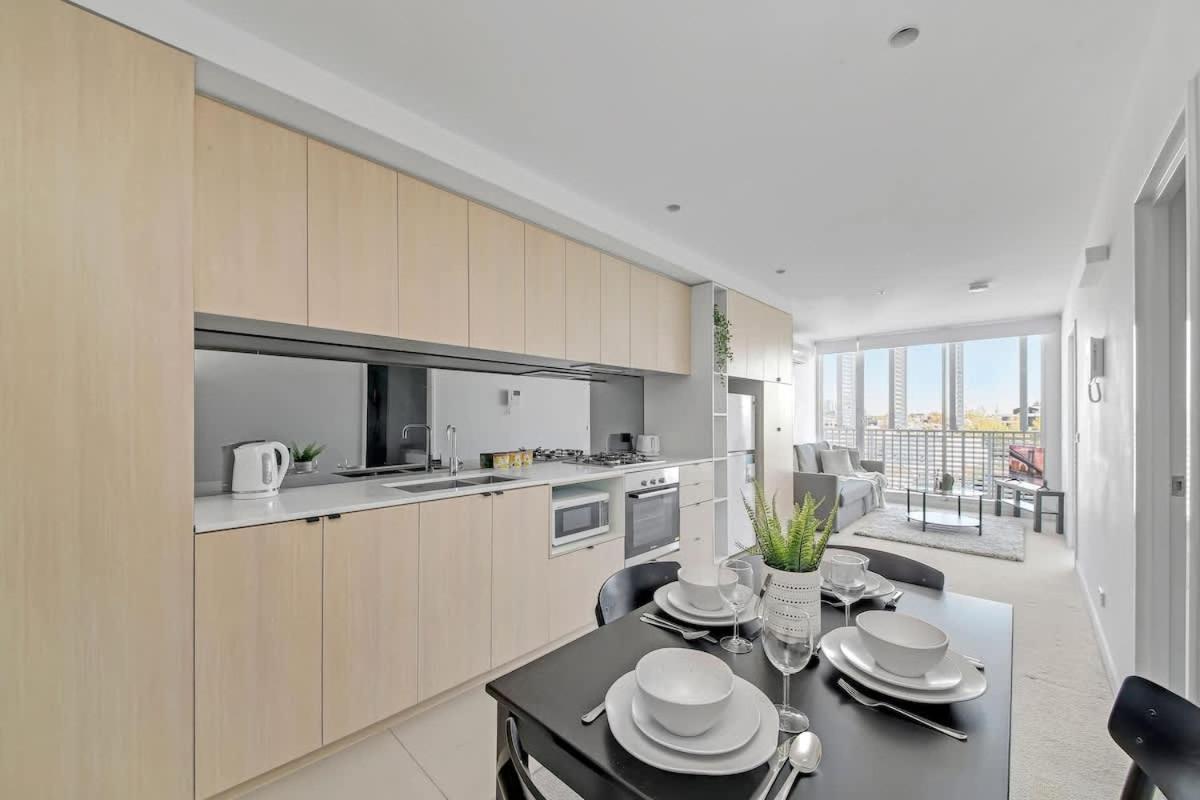 Central 2BR Near Queen Victoria Market