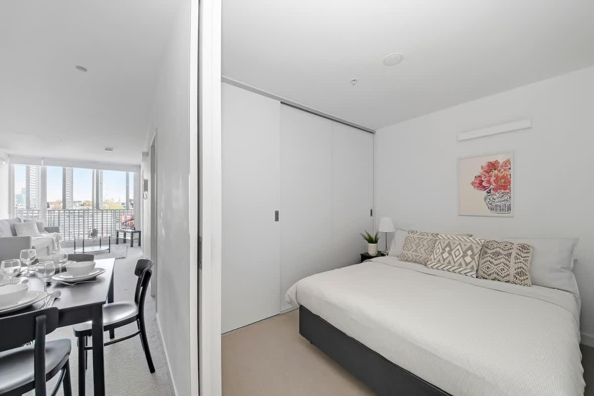 Central 2BR Near Queen Victoria Market