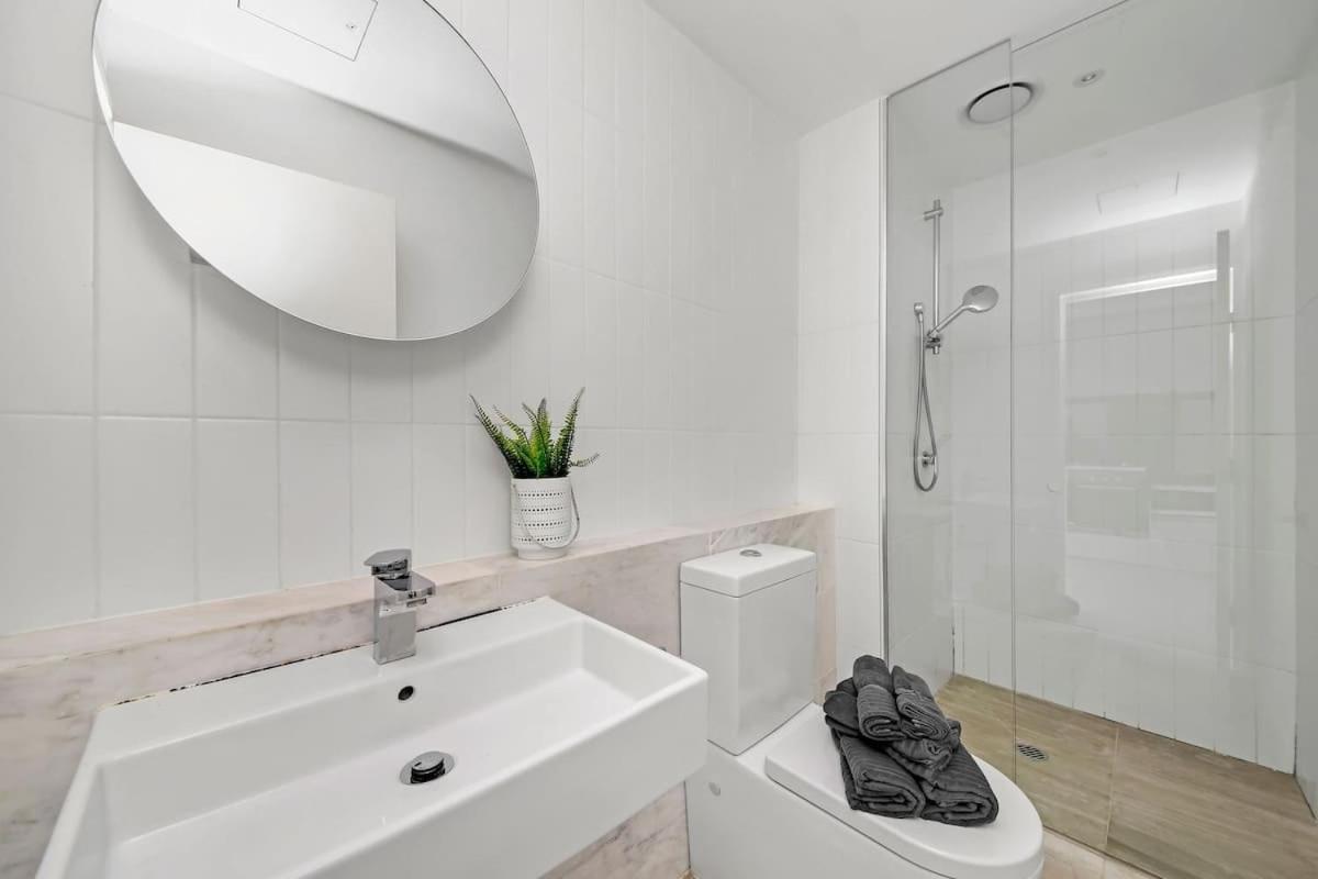 Central 2BR Near Queen Victoria Market