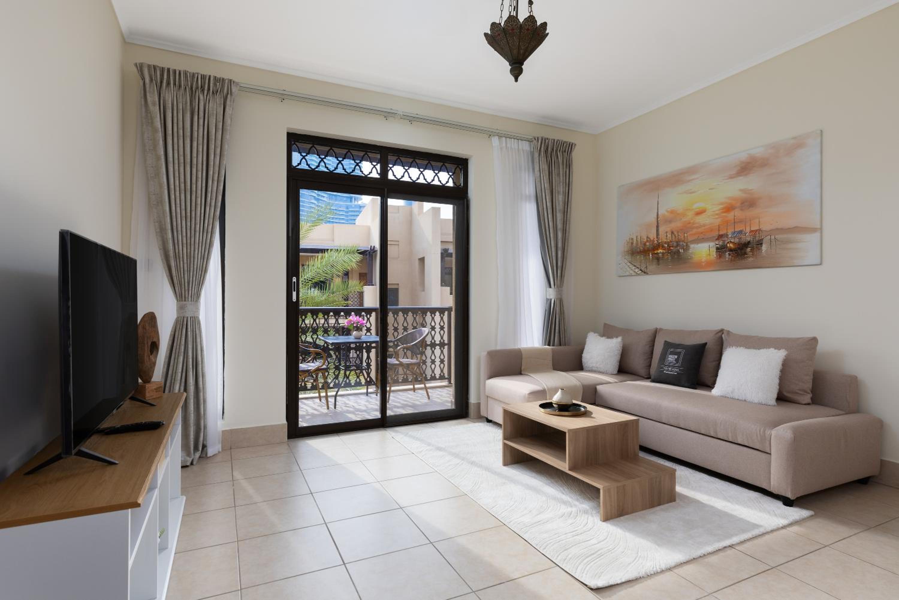 Maison Privee - Stylish & Spacious Apartment in Downtown Dubai