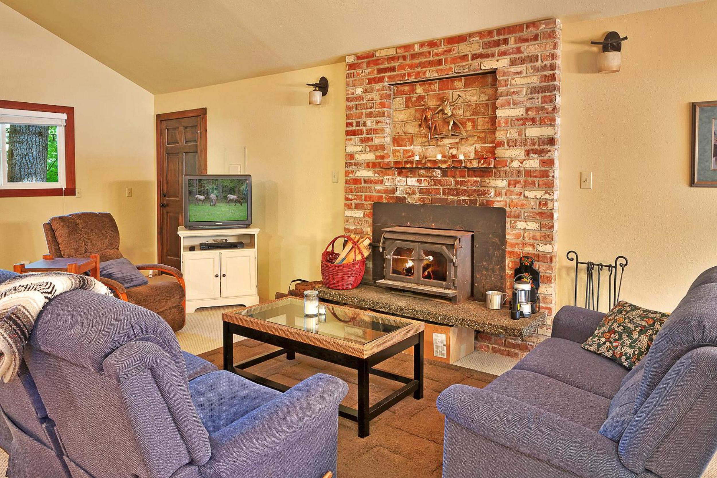 Secluded Greenwater Cabin w Loft Near Rainier view 3