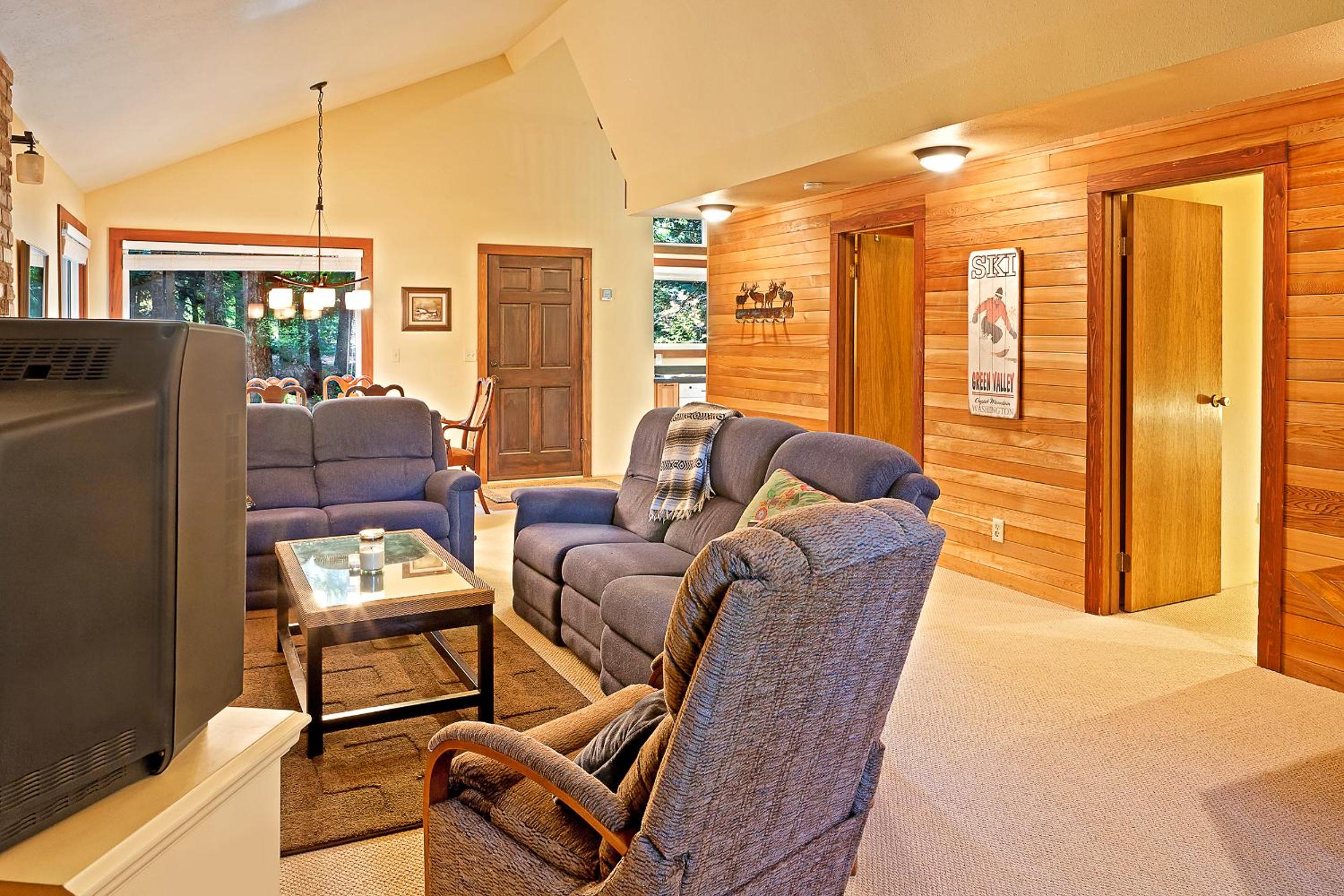 Secluded Greenwater Cabin w Loft Near Rainier view 4