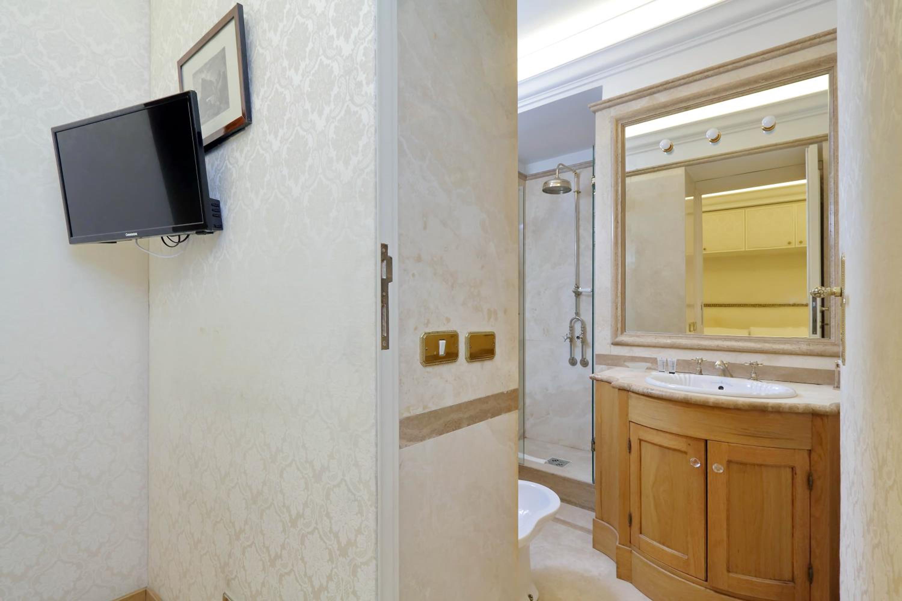 Tritone Luxury House