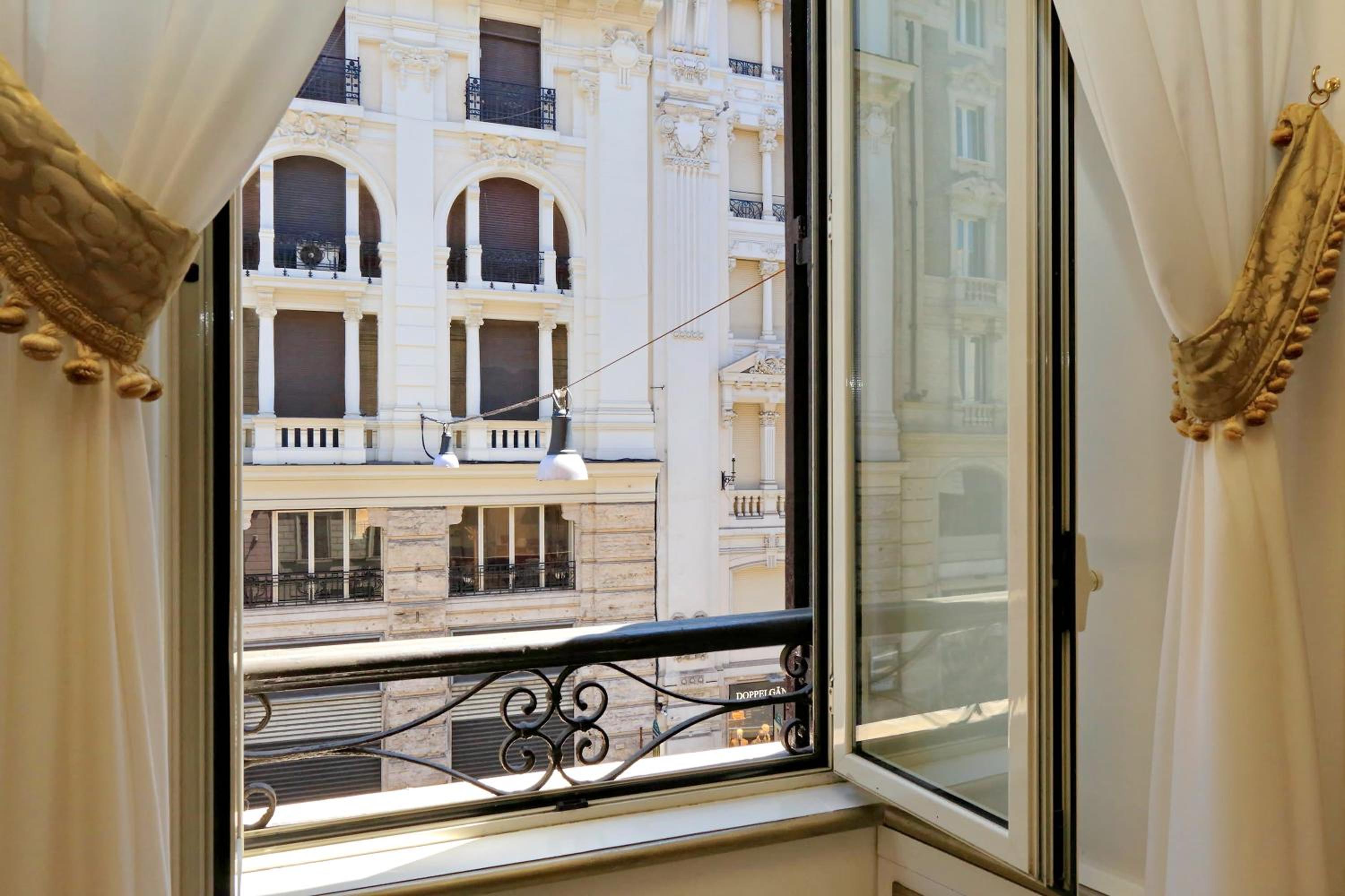 Tritone Luxury House
