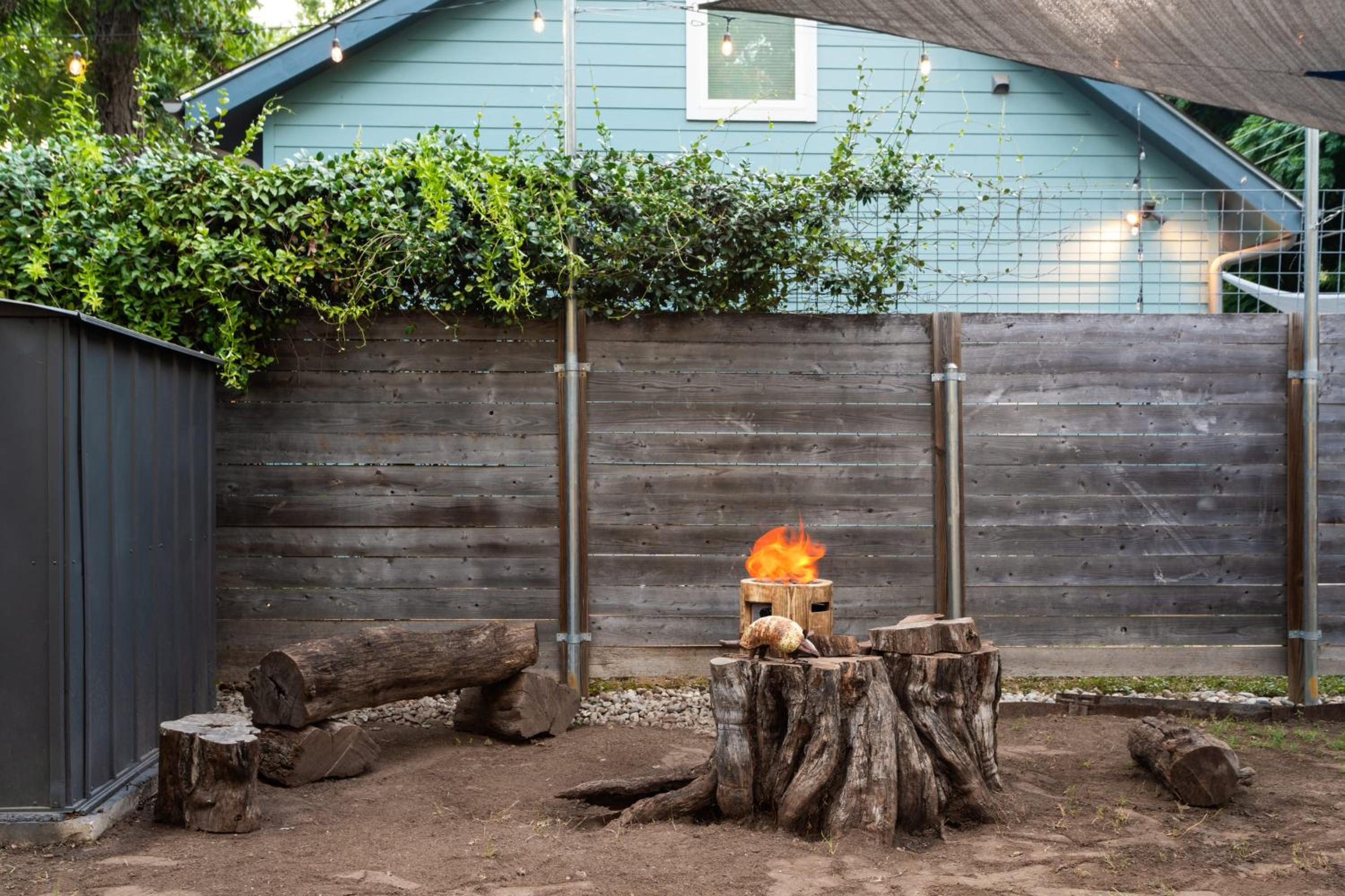 East Austin Bungalow w BBQ Firepit Fun Yard