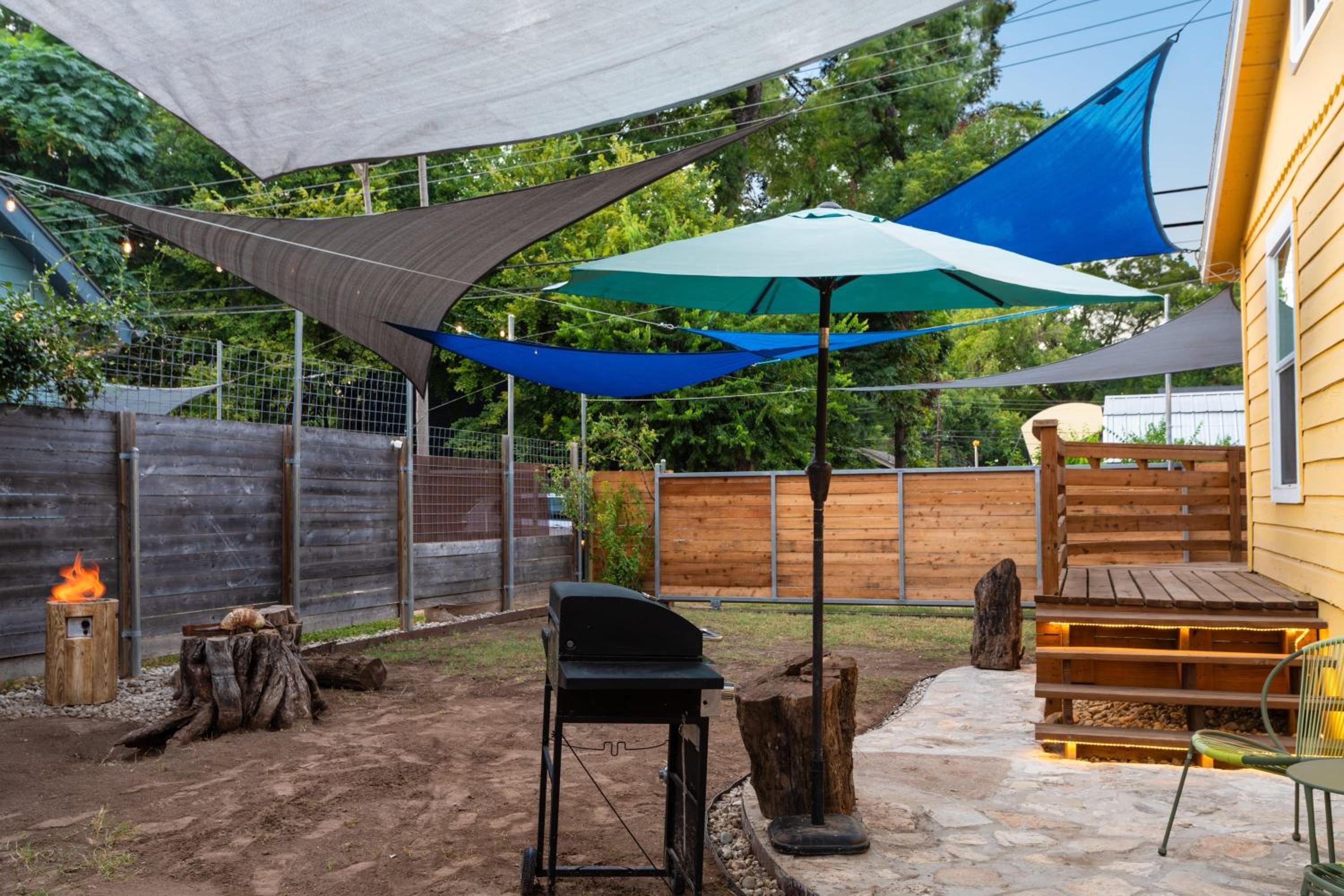 East Austin Bungalow w BBQ Firepit Fun Yard