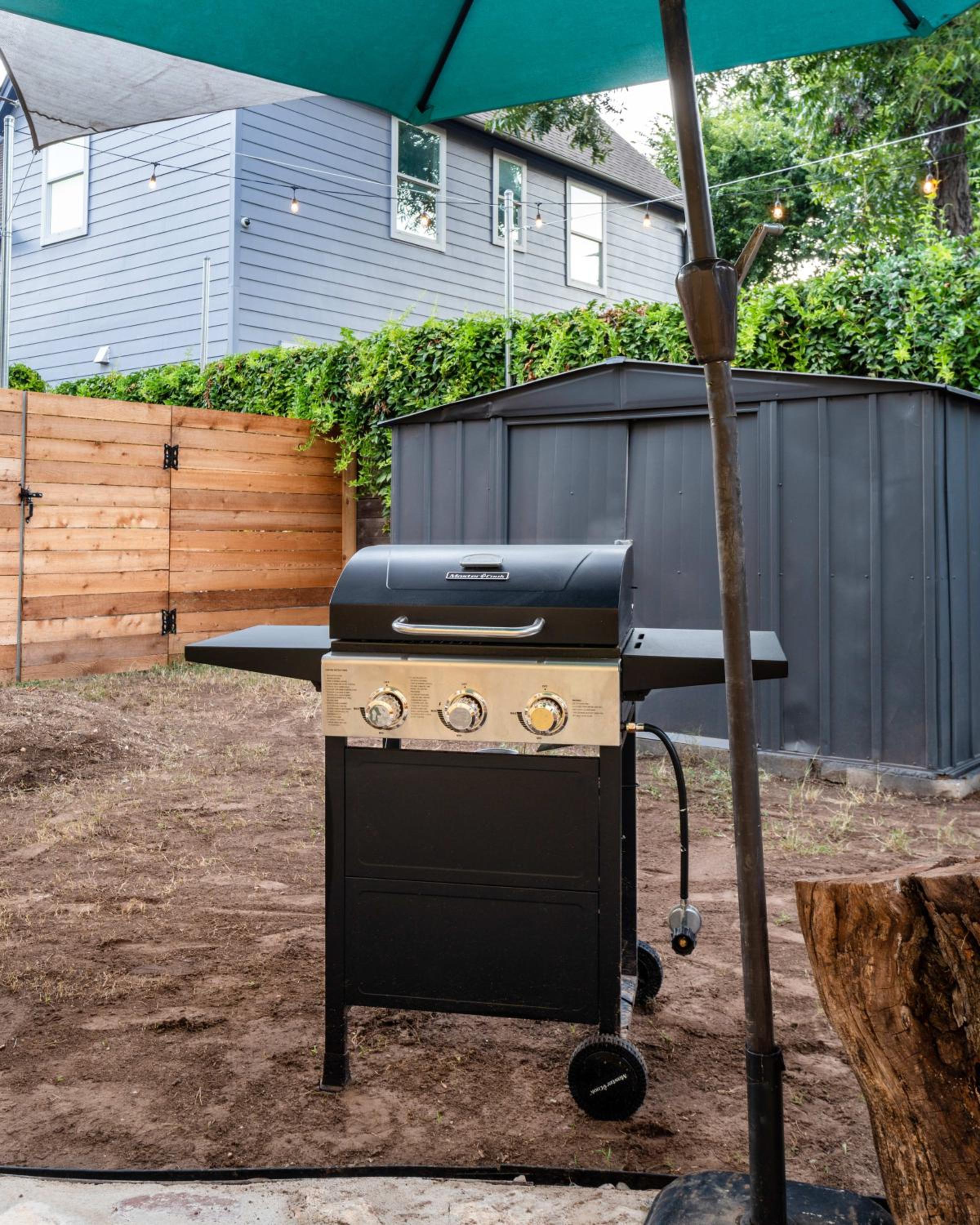 East Austin Bungalow w BBQ Firepit Fun Yard