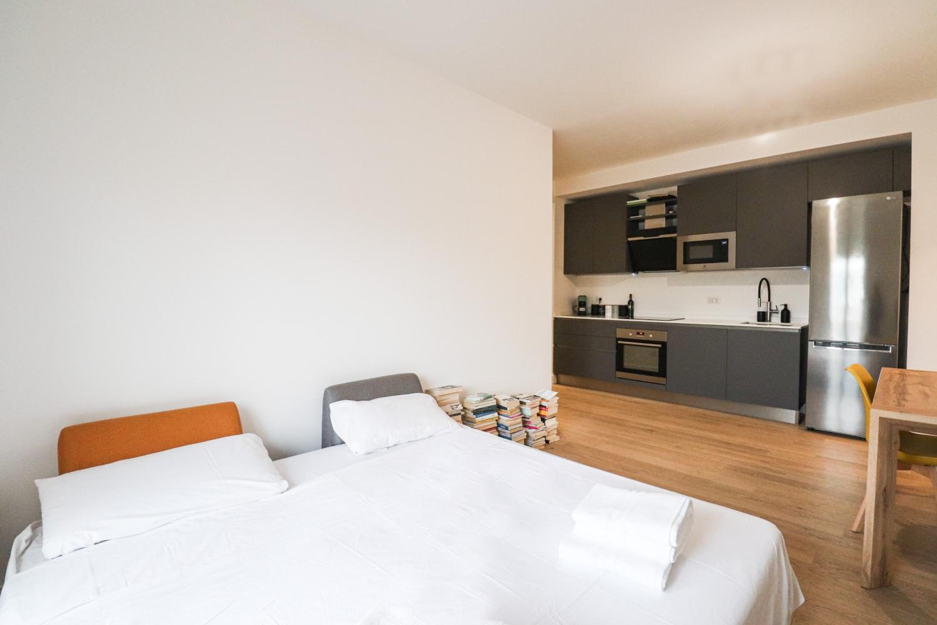 Modern Deluxe 2 Suites Apartment - 15min Colosseum & Metro 5min - AC, Wifi