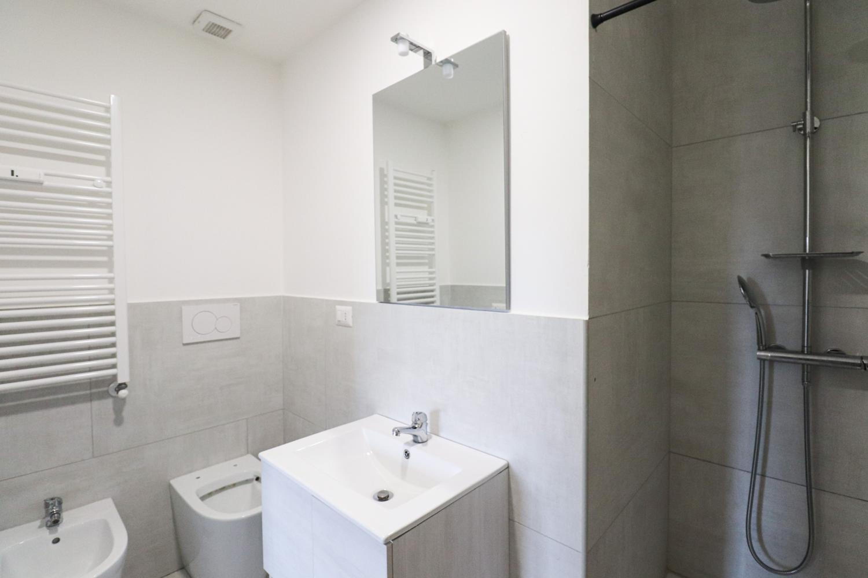 Modern Deluxe 2 Suites Apartment - 15min Colosseum & Metro 5min - AC, Wifi