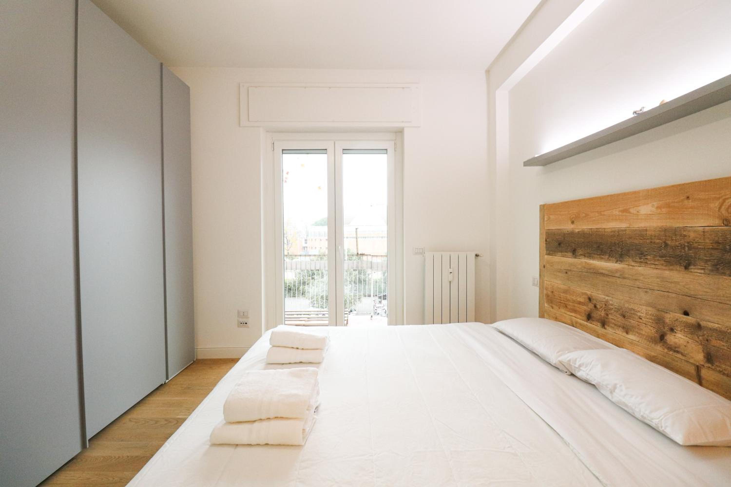 Modern Deluxe 2 Suites Apartment - 15min Colosseum & Metro 5min - AC, Wifi