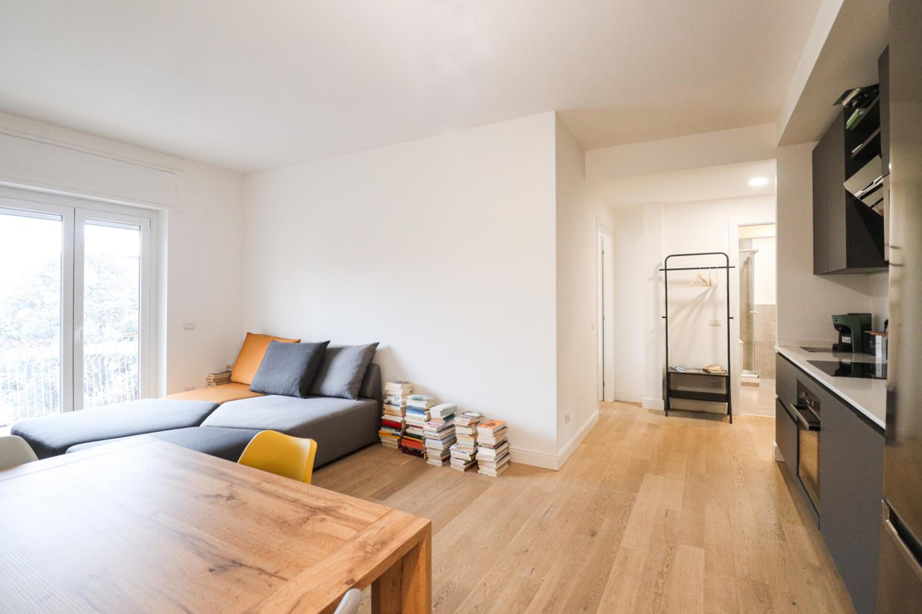 Modern Deluxe 2 Suites Apartment - 15min Colosseum & Metro 5min - AC, Wifi