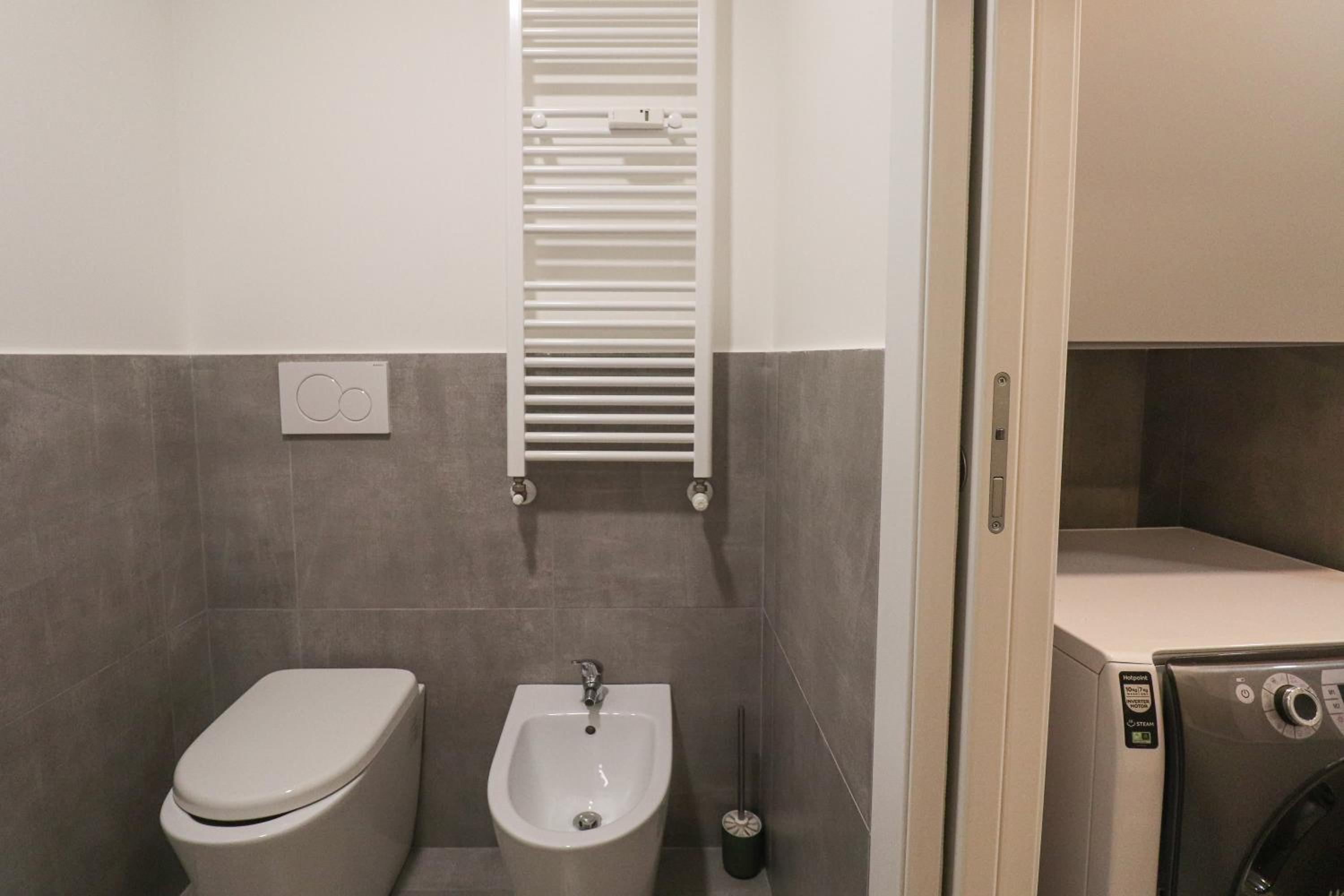 Modern Deluxe 2 Suites Apartment - 15min Colosseum & Metro 5min - AC, Wifi