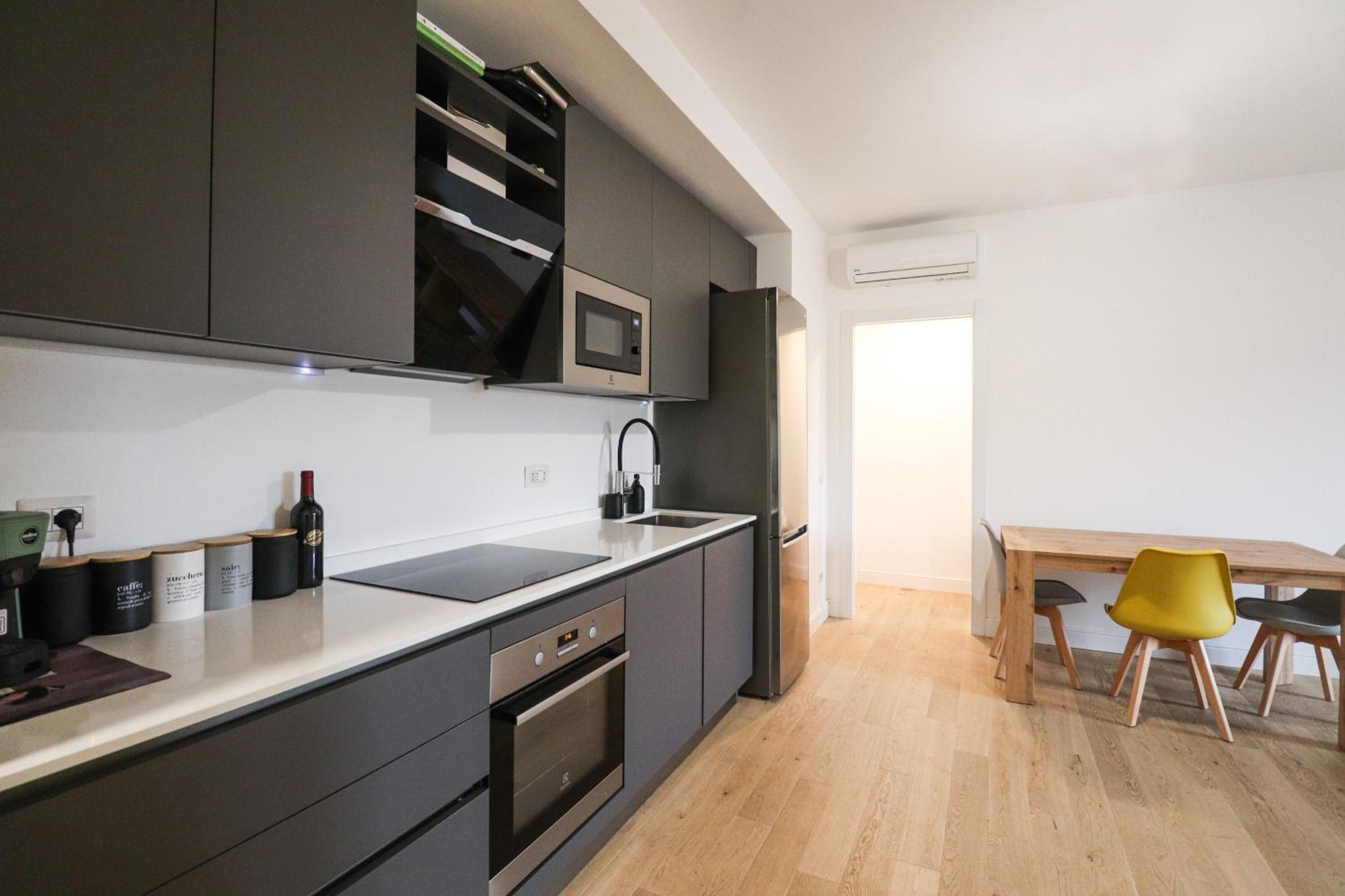 Modern Deluxe 2 Suites Apartment - 15min Colosseum & Metro 5min - AC, Wifi