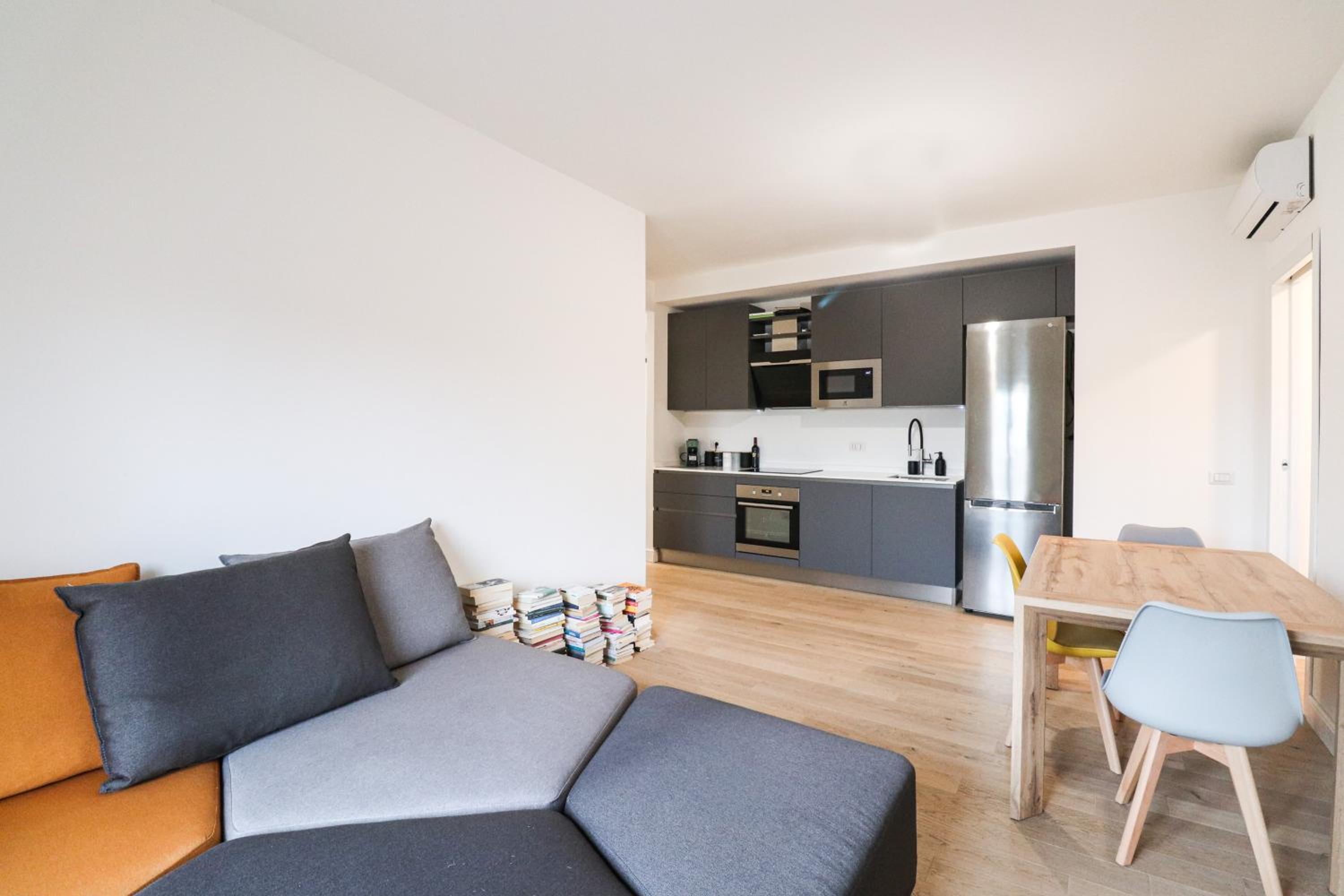 Modern Deluxe 2 Suites Apartment - 15min Colosseum & Metro 5min - AC, Wifi