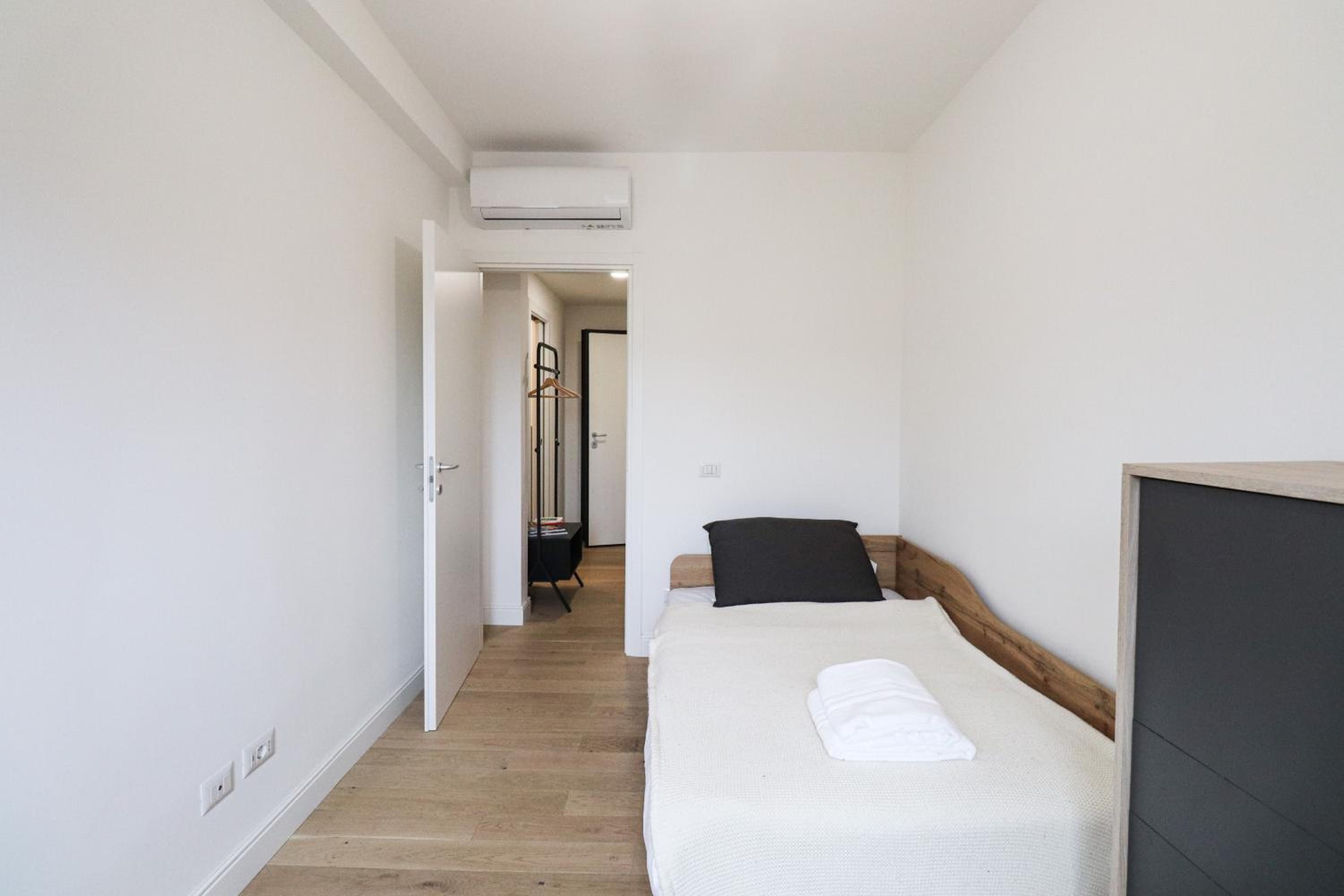 Modern Deluxe 2 Suites Apartment - 15min Colosseum & Metro 5min - AC, Wifi