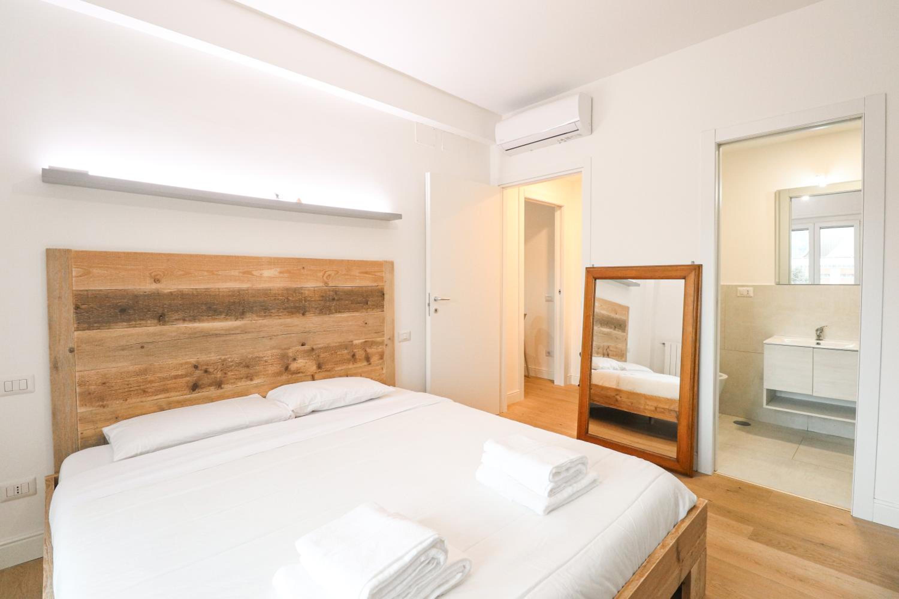 Modern Deluxe 2 Suites Apartment - 15min Colosseum & Metro 5min - AC, Wifi