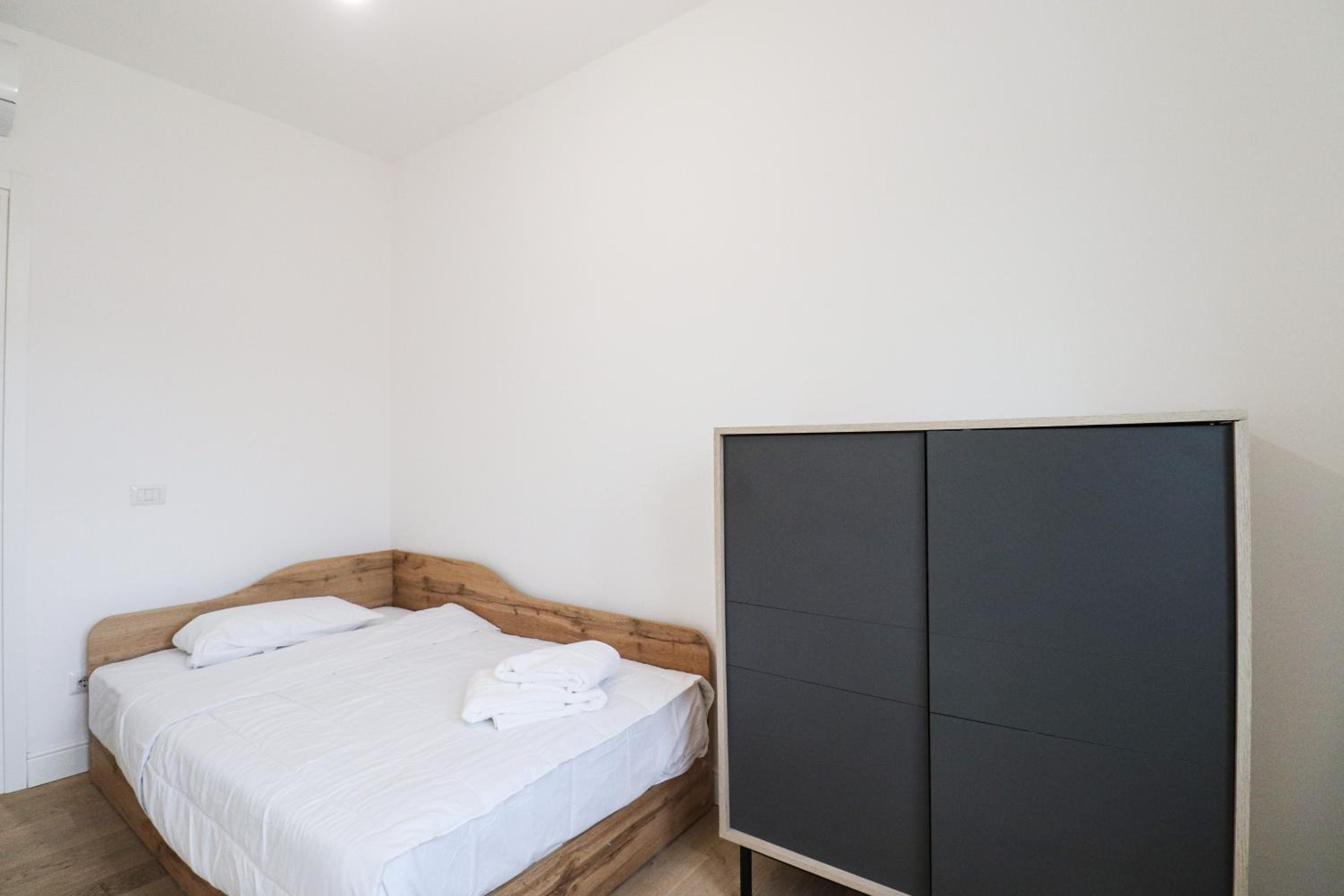 Modern Deluxe 2 Suites Apartment - 15min Colosseum & Metro 5min - AC, Wifi
