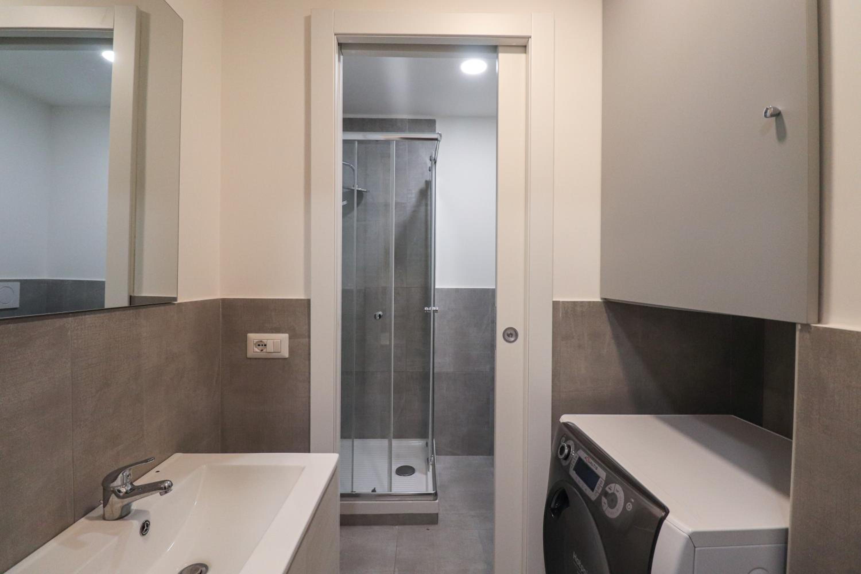 Modern Deluxe 2 Suites Apartment - 15min Colosseum & Metro 5min - AC, Wifi