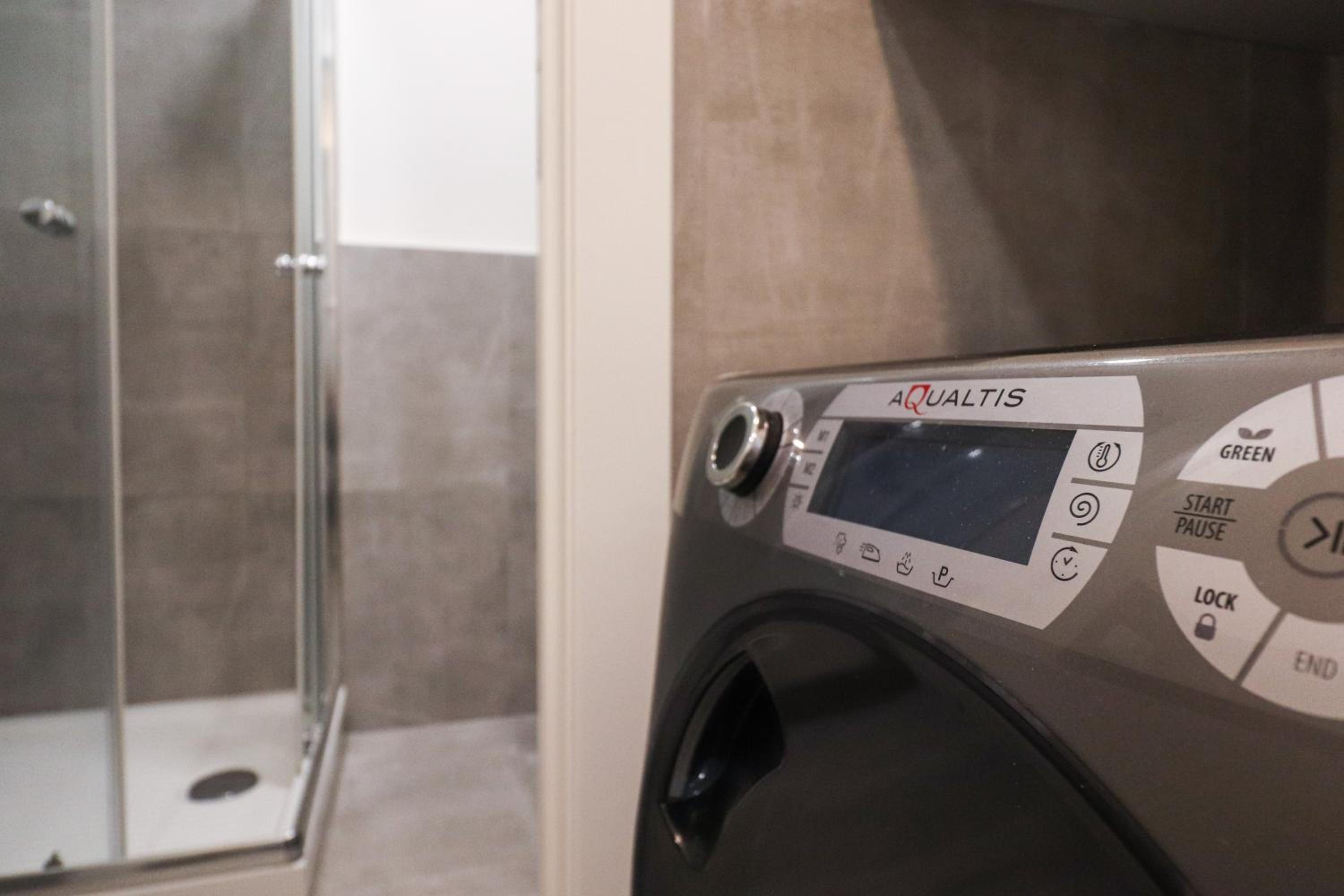 Modern Deluxe 2 Suites Apartment - 15min Colosseum & Metro 5min - AC, Wifi