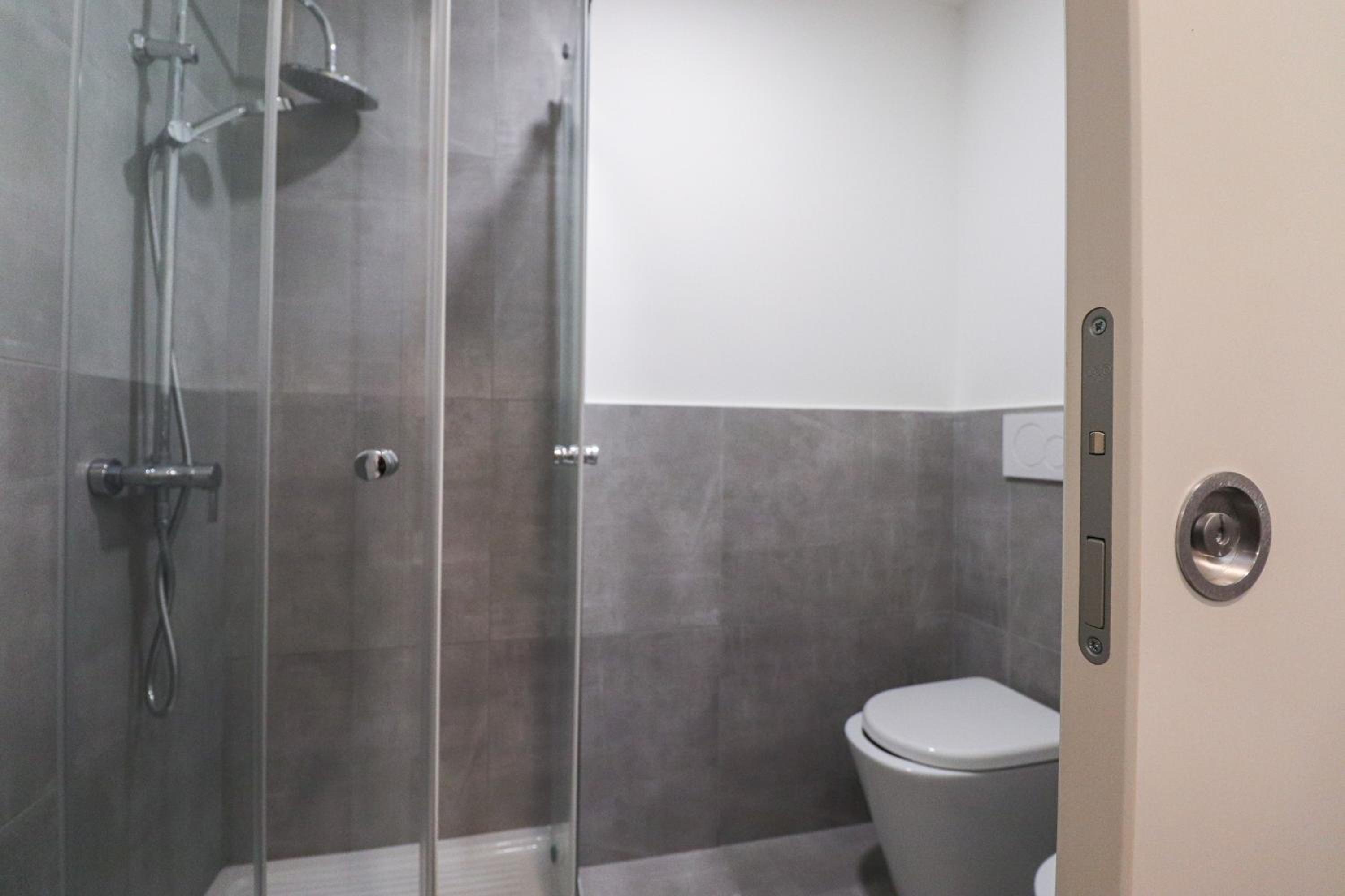 Modern Deluxe 2 Suites Apartment - 15min Colosseum & Metro 5min - AC, Wifi