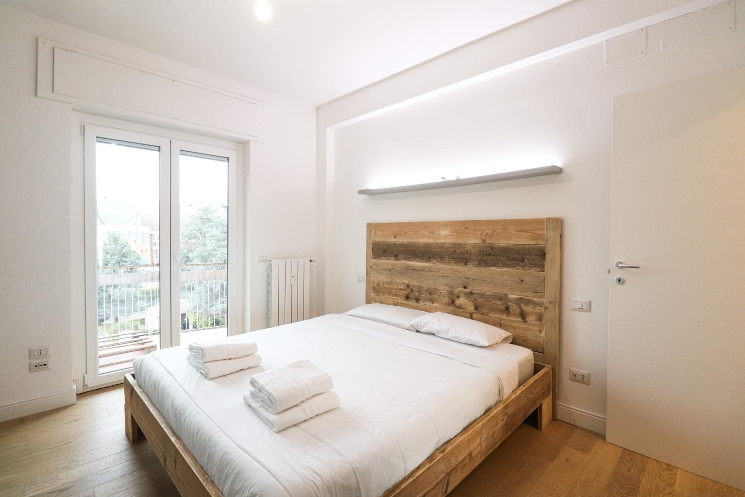 Modern Deluxe 2 Suites Apartment - 15min Colosseum & Metro 5min - AC, Wifi
